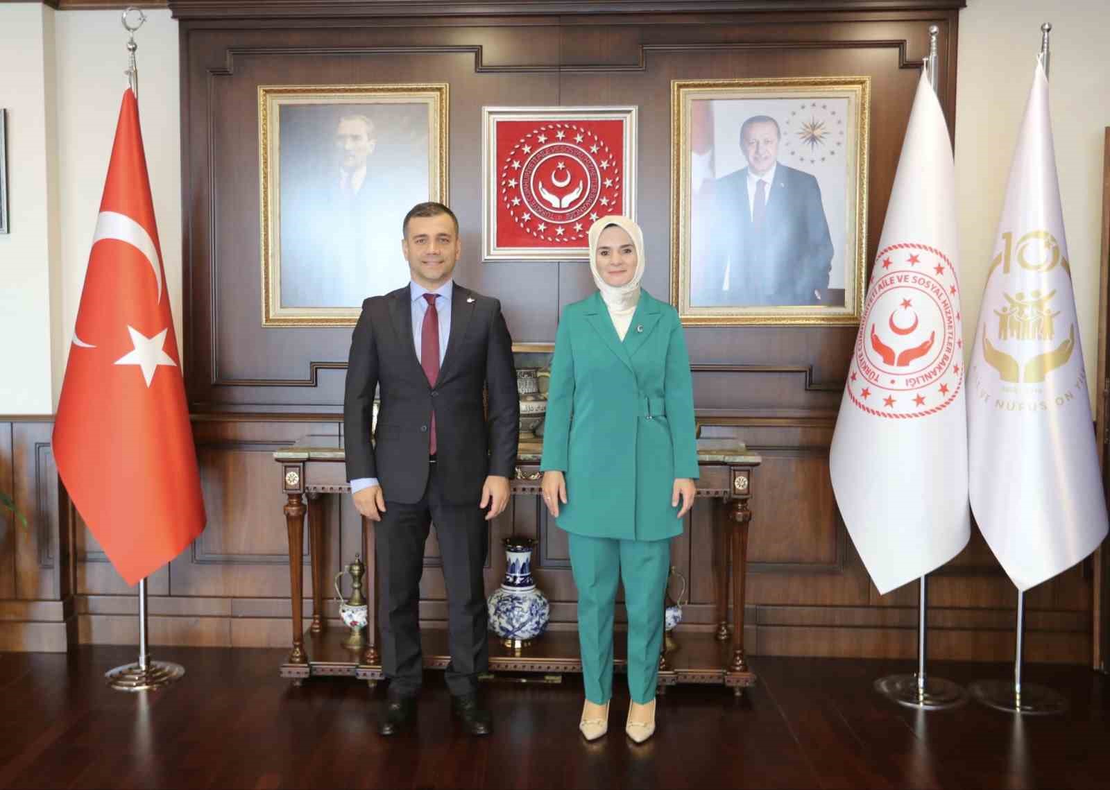 TÜRKİYE MASA TENİSİ FEDERASYONU BAŞKANI KERİM KOÇ VE AİLE VE SOSYAL HİZMETLER BAKANI MAHİNUR ÖZDEMİR GÖKTAŞ