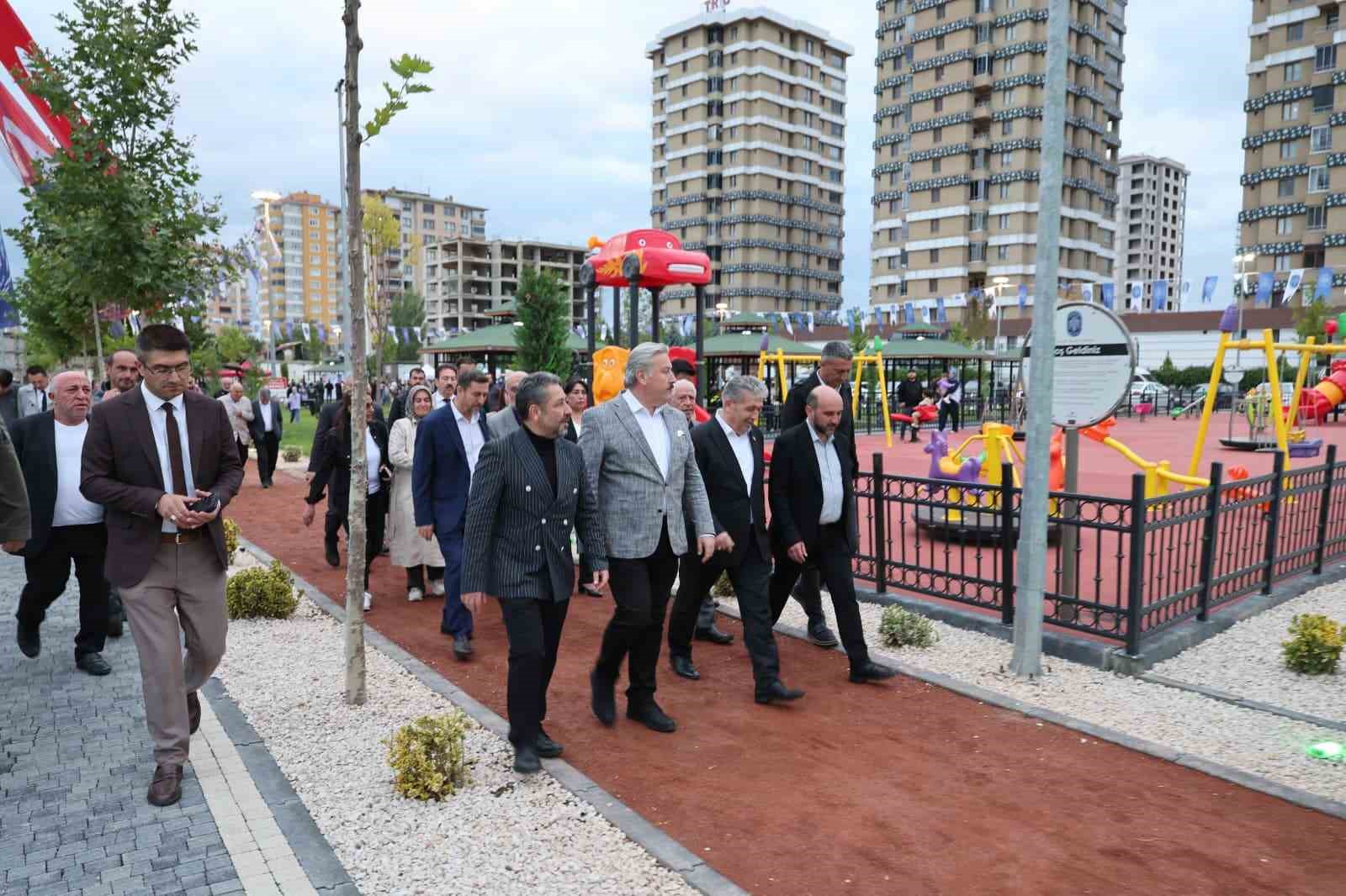MELİKGAZİ BELEDİYESİ'NİN YILDIRIM BEYAZIT MAHALLESİ'NDE 12 BİN METREKARELİK BÜYÜK BİR ALANDA HAYATA GEÇİRDİĞİ İÇERİSİNDE ETKİNLİK ALANLARI, TENİS KORTU, BASKETBOL VE FUTBOL SAHASI, KOŞU YOLU, ÇOCUK OYUN ALANLARI BULUNAN MELİKGAZİ BELEDİYESİ AHMET TAŞ PARKI VE SOSYAL TESİSİ'NİN AÇILIŞI GERÇEKLEŞTİRİLDİ.