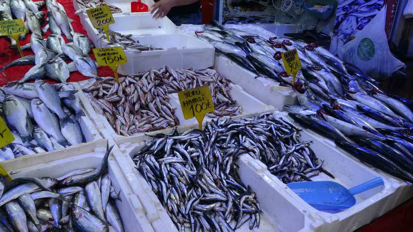 SAMSUN’DA KİLOLUK PALAMUTLARIN ADEDİ 90 TL’DEN SATILIYOR. VATANDAŞLAR UCUZ BALIK ALMAK İÇİN BİRBİRİYLE YARIŞIRKEN, BALIK SATICILARI İSE ALIŞVERİŞİN YOĞUNLUĞU NEDENİYLE DİNLENMEYE FIRSAT BULAMIYOR.