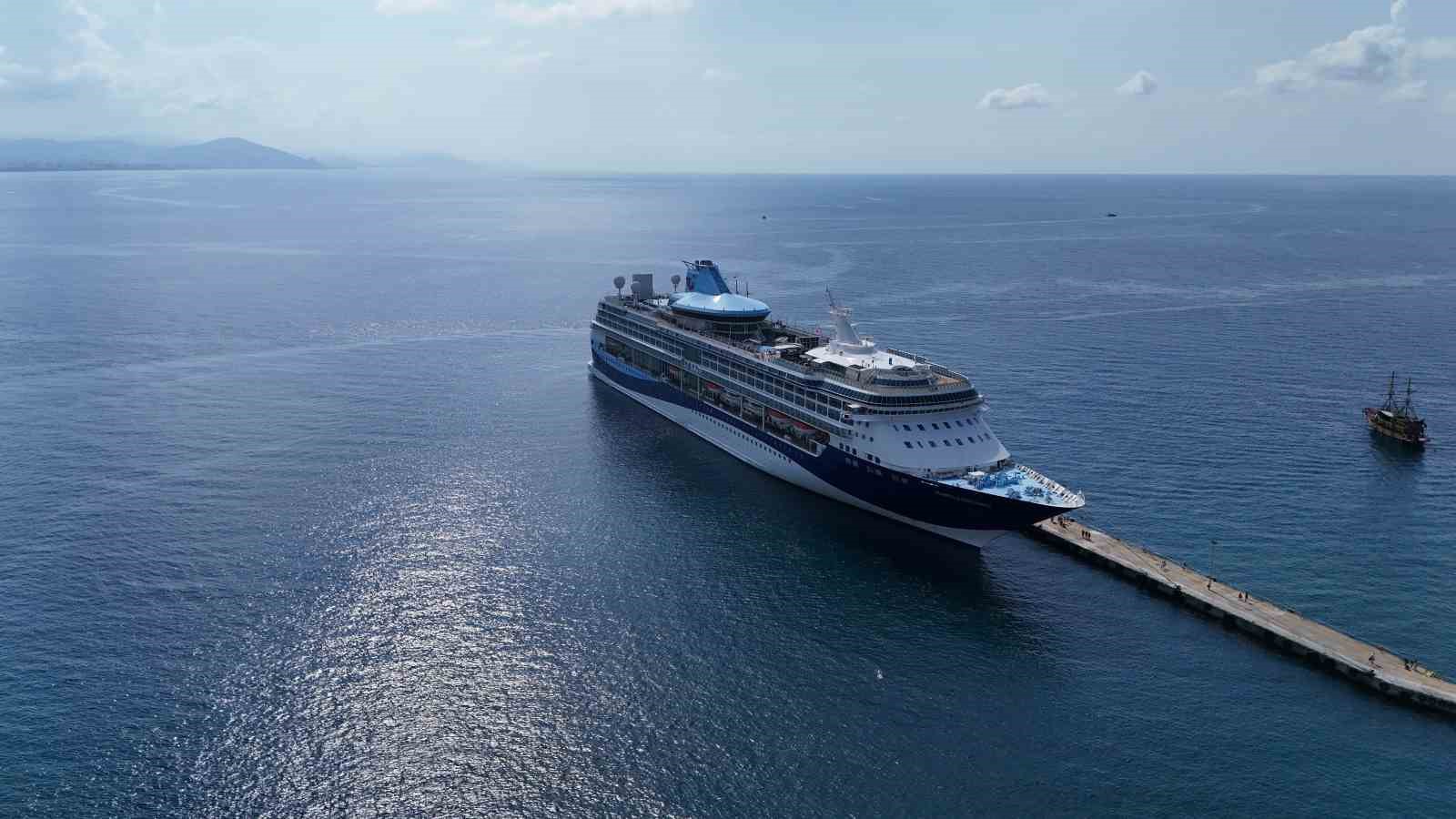 ANTALYA’NIN ALANYA İLÇESİNE MALTA BANDIRALI 264 METRE UZUNLUĞUNDAKİ MARELLA DİSCOVERY İSİMLİ KRUVAZİYER GEMİSİ GELDİ. GEMİDE BULUNAN BİN 765 TURİST İLE 735 MÜRETTEBAT İLÇEYE HAREKETLİLİK KATTI.