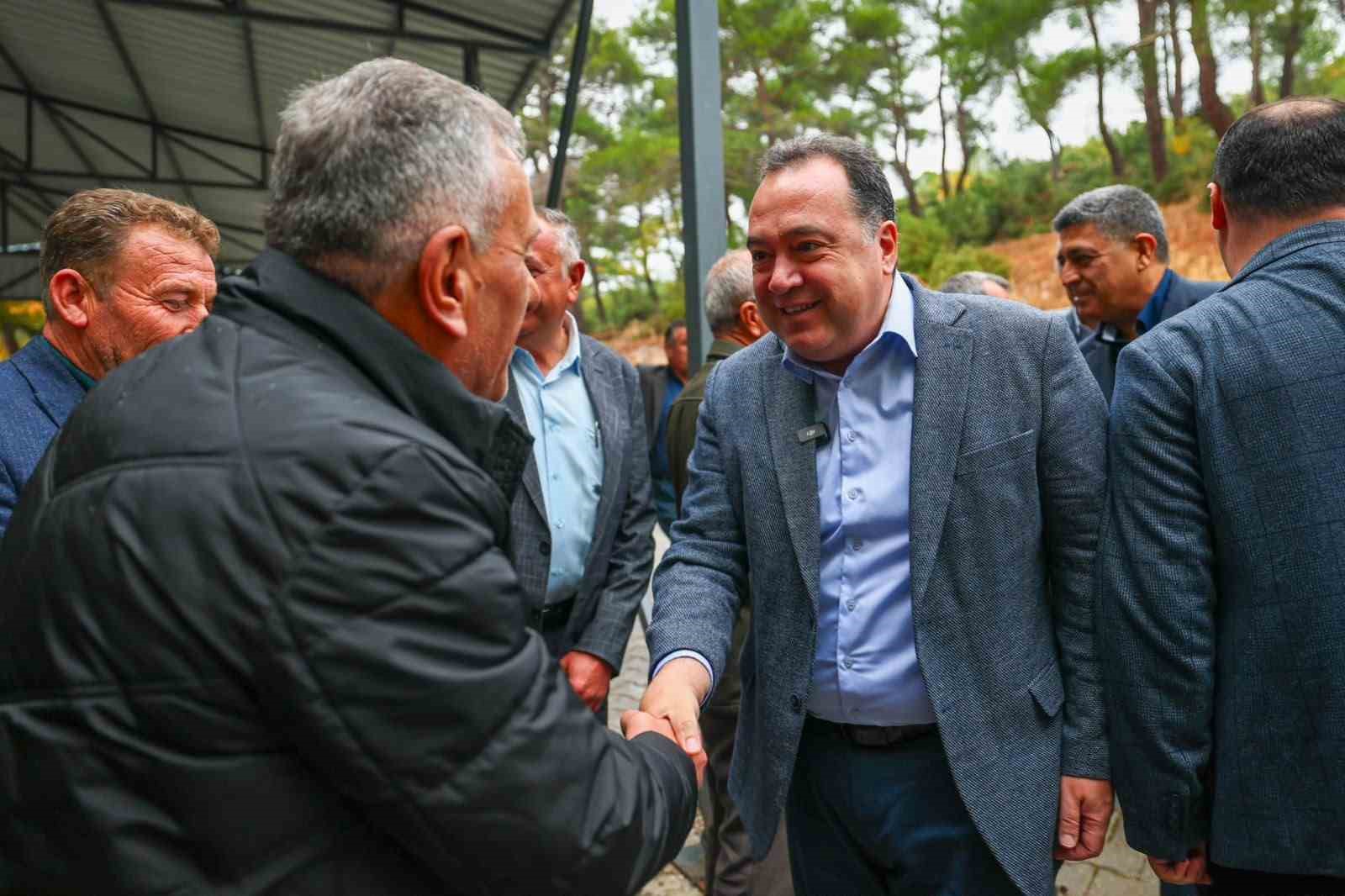 BÖLGENİN İHTİYAÇLARINI DİNLEYEN DUTLULU, ÖNÜMÜZDEKİ SEZONDAN İTİBAREN YOL ÇALIŞMALARININ GENİŞLETİLMESİNİN HEDEFLENDİĞİNİ, YUNTDAĞI’NDA 4 YENİ DÜĞÜN SALONU YAPILMASININ PLANLANDIĞINI BELİRTEREK KIRSAL KALKINMANIN ÖNEMİNE DİKKAT ÇEKTİ.