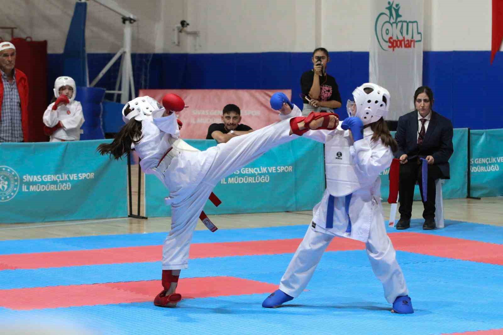 SİVAS’TA DÜZENLENEN KULÜPLER ARASI HEİAN KATA VE KUMİTE İL ŞAMPİYONASI’NDA 8 KULÜPTEN 200 SPORCU MADALYA İÇİN MÜCADELE EDERKEN, ORGANİZASYONUN ARDINDAN SİVAS KARATE LİGİ İÇİN DE MÜJDE GELDİ.