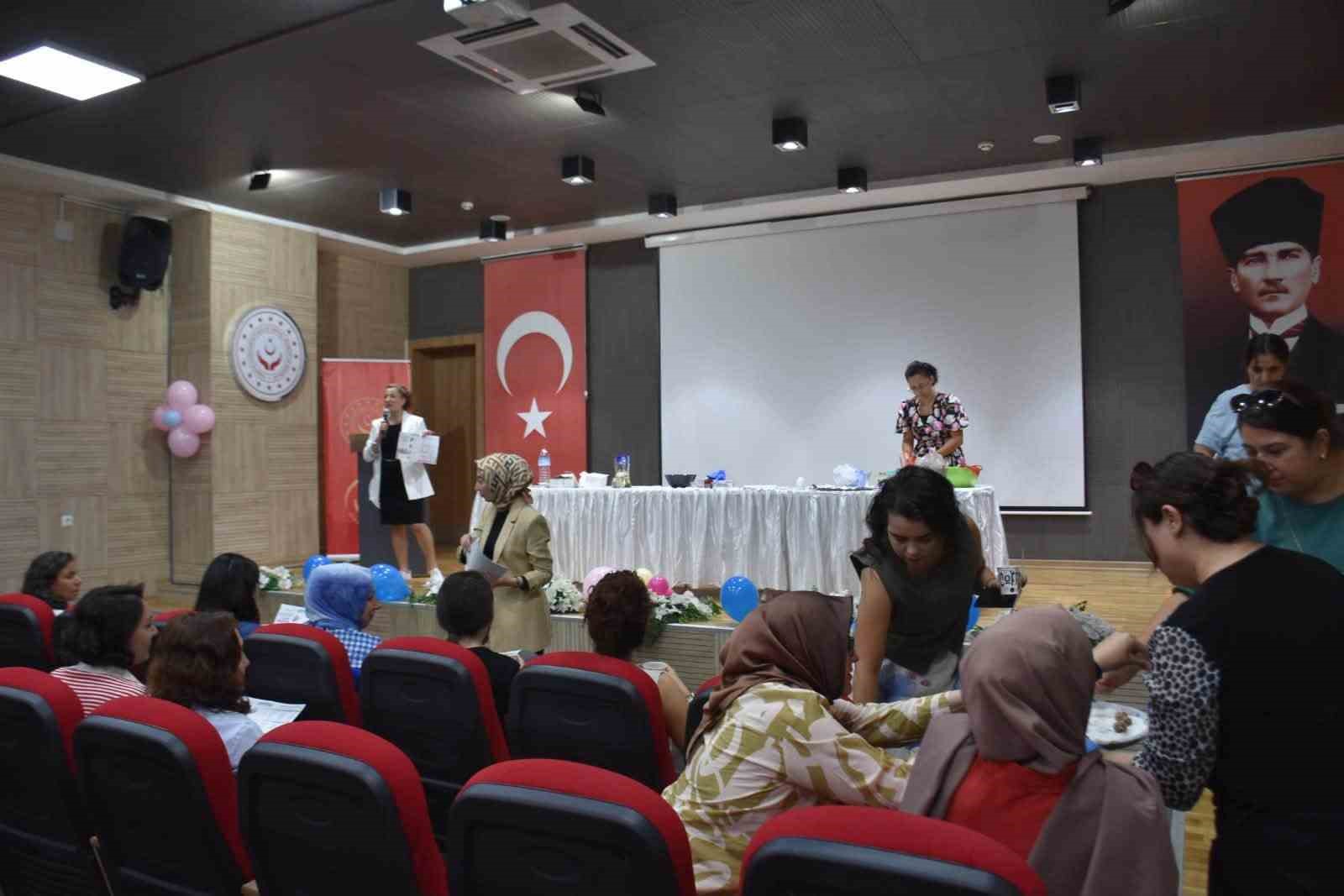 AYDIN’DA DÜNYA ŞEKERE DİKKAT HAFTASI KAPSAMINDA DÜZENLENEN ATÖLYEDE KATILIMCILAR, İLAVE ŞEKER İÇERMEYEN VE PİŞİRME GEREKTİRMEYEN PRATİK TARİFLERİ UYGULAMALI OLARAK HAZIRLAYIP TADINA BAKTI.