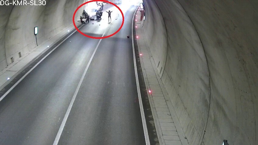 KAZANIN GÜVENLİK KAMERASI GÖRÜNTÜLERİ ORTAYA ÇIKARKEN, GÖRÜNTÜLERDE OTOMOBİLİN KENDİ ŞERİDİNDEN ÇIKARAK MOTOSİKLETE ÇARPTIĞI ANLAR SANİYE SANİYE KAYDEDİLDİ.