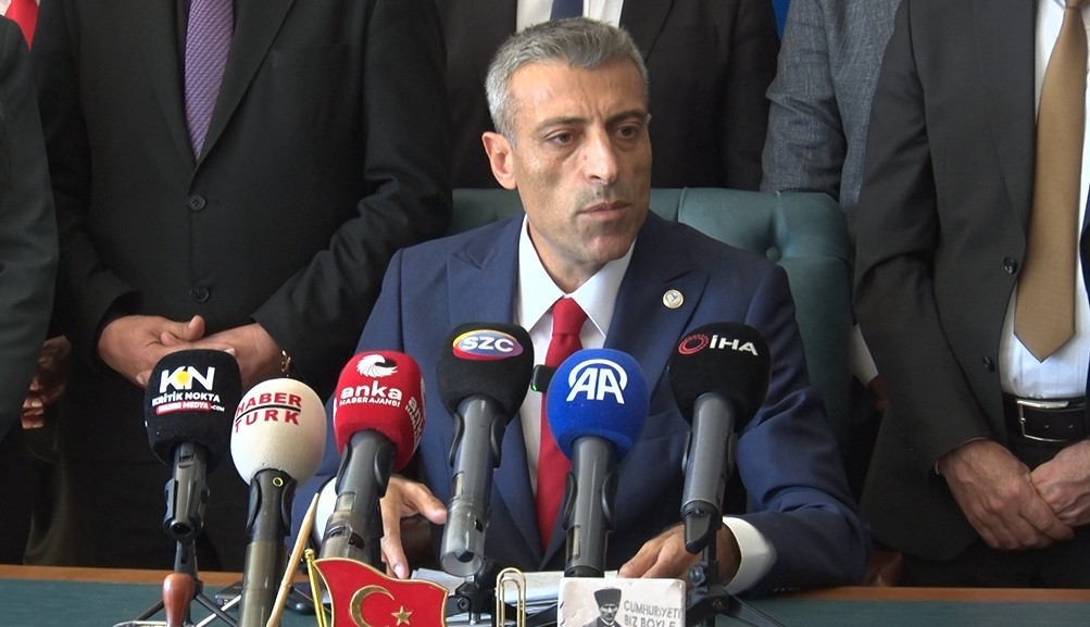 YENİLİK PARTİSİ GENEL BAŞKANI ÖZTÜRK YILMAZ, YENİ PARTİ İLE YAŞANAN İSİM SORUNUNA İLİŞKİN ÇÖZÜM İÇİN 3 EKİM'E KADAR SÜRE TANIDIKLARINI AÇIKLADI.