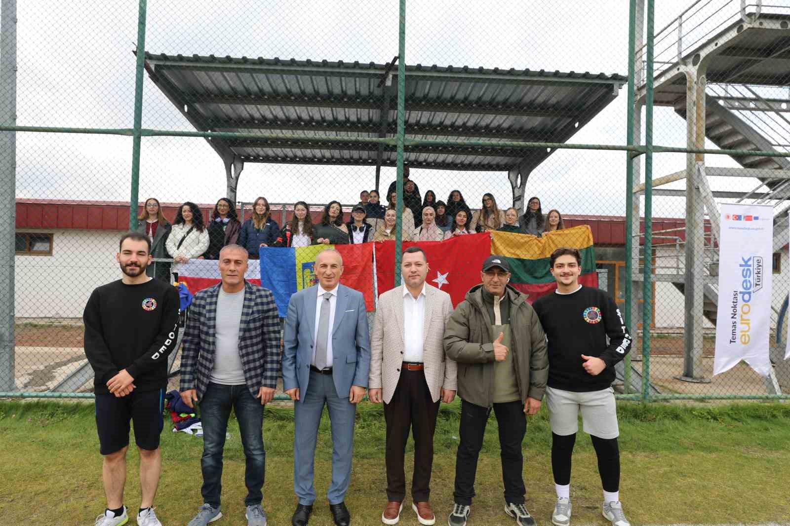 ERZURUM, ULUSLARARASI ANLAMLI BİR SPOR ETKİNLİĞİNE EV SAHİPLİĞİ YAPTI. EURODESK TÜRKİYE TEMAS NOKTASI VE ERZURUM BÜYÜKŞEHİR BELEDİYESİ ORTAKLIĞIYLA DÜZENLENEN DOSTLUK MAÇINDA TÜRKİYE KARMASI İLE AVRUPA KARMASI KARŞI KARŞIYA GELDİ. YEŞİL SAHADA KIYASIYA MÜCADELEYE SAHNE OLAN MÜSABAKA 2-2’LİK BERABERLİKLE SONUÇLANDI.