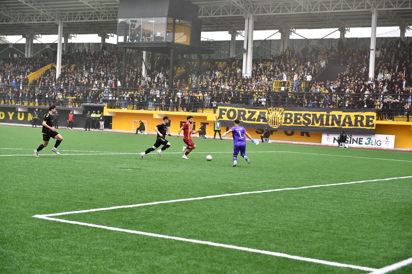 TFF 3. LİG 3. GRUP'TA MÜCADELE EDEN MALATYA YEŞİLYURTSPOR, DEPLASMANDA BİTLİS 1916 FUTBOL SK İLE 1-1 BERABERE KALDI. KARŞILAŞMANIN ARDINDAN AÇIKLAMA YAPAN MALATYA TEMSİLCİSİ, DEVRE ARASINDA HAKEMLERE VE TEKNİK EKİBE YÖNELİK SALDIRI GİRİŞİMİ YAŞANDIĞINI ÖNE SÜREREK OLAYLARI KINADI.