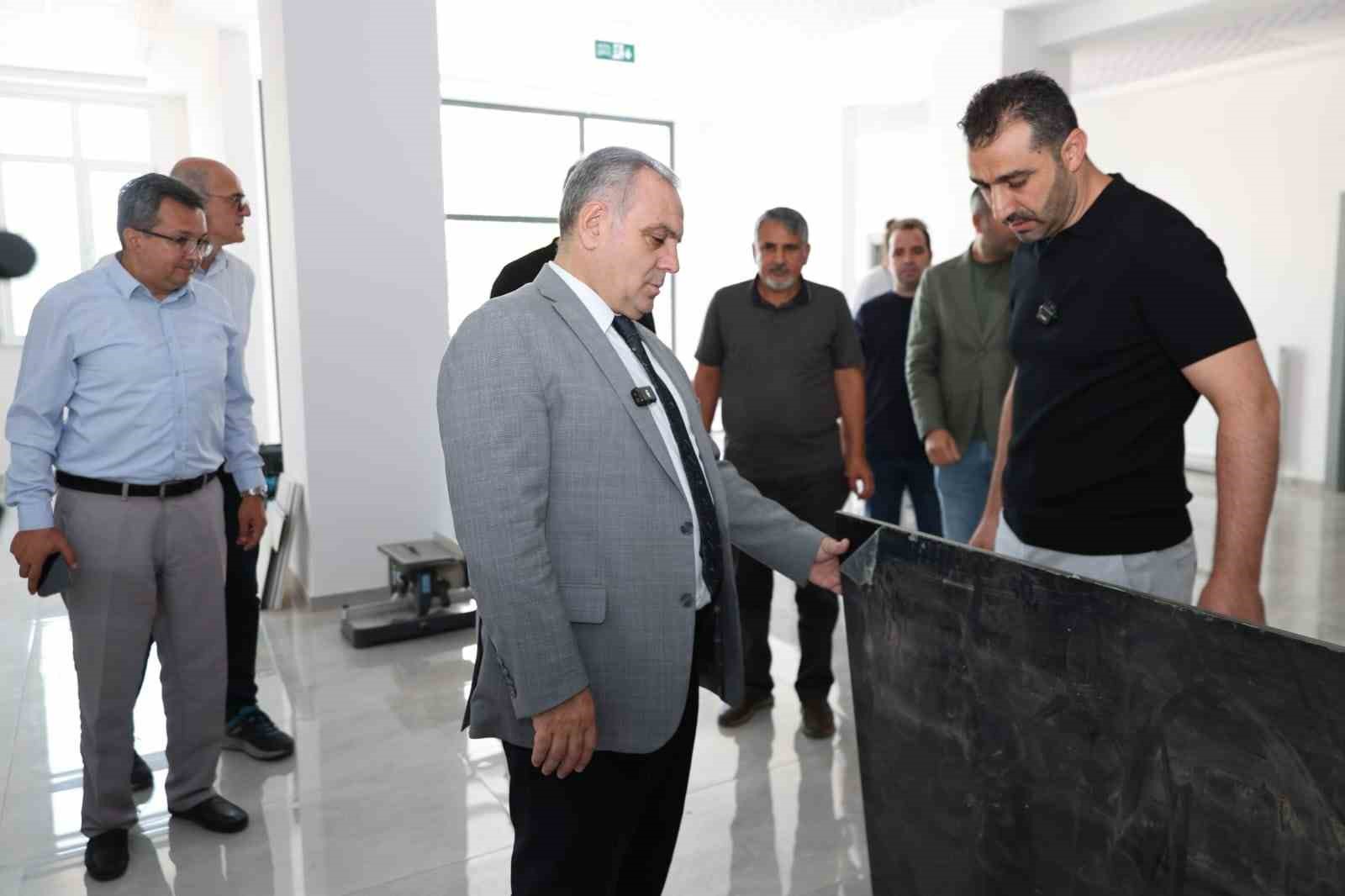 ERCİYES ÜNİVERSİTESİ ZİRAAT FAKÜLTESİNE KAZANDIRILAN VE TOPLAM 21 LABORATUVARDAN OLUŞAN MEHMET ÇIKRIKÇIOĞLU LABORATUVAR BİNASI AÇILIŞA HAZIRLANIYOR. YAKLAŞIK 65 MİLYON TL MALİYETLE HAYATA GEÇİRİLEN LABORATUVARIN, FAKÜLTENİN BİLİMSEL ARAŞTIRMA VE UYGULAMA ALTYAPISINA ÖNEMLİ KATKI SAĞLAMASI HEDEFLENİYOR.