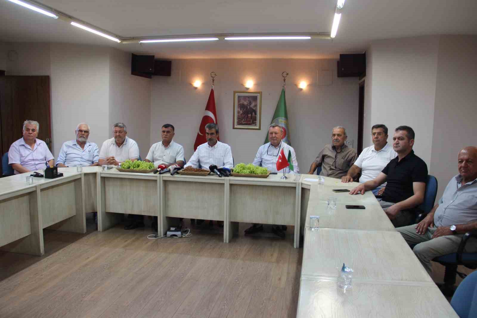 ŞEHZADELER ZİRAAT ODASI BAŞKANI HÜSEYİN ALTINDAĞ, ODANIN TOPLANTI SALONUNDA YAPTIĞI AÇIKLAMADA 2026-2027 SEZONUNUN ÜRETİCİLER, İŞLETMELER VE İHRACATÇILAR AÇISINDAN KAZANÇLI GEÇMESİNİ TEMENNİ EDEREK, BU YIL DOĞAL AFETLERİN ÖNCEKİ YILLARA GÖRE DAHA AZ YAŞANMASININ REKOLTEYİ ARTIRDIĞINI SÖYLEDİ.