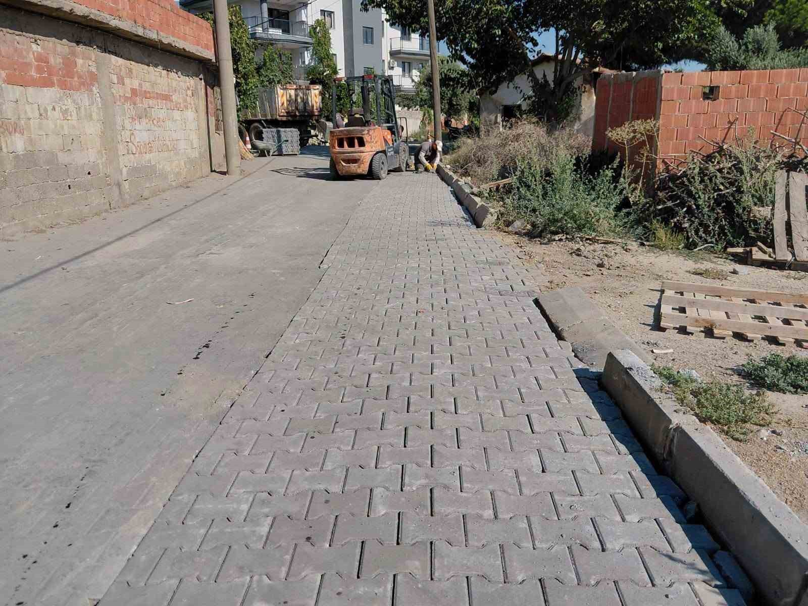 AYDIN’IN GERMENCİK İLÇESİNDE BELEDİYE EKİPLERİNİN YOL BAKIM, ONARIM VE DÜZENLEME ÇALIŞMALARI DEVAM EDİYOR. FEN İŞLERİ MÜDÜRLÜĞÜ EKİPLERİ, MESUDİYE VE İSTASYON MAHALLELERİNDE FARKLI NOKTALARDA ÇALIŞMA GERÇEKLEŞTİRİYOR.