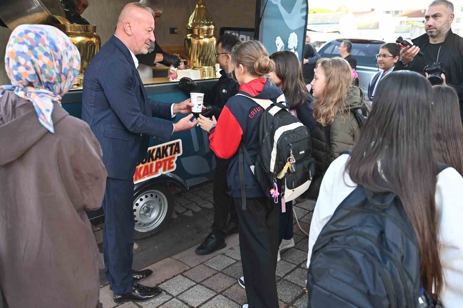 KARACABEY BELEDİYESİ, İHTİYAÇLI VATANDAŞLARA YÖNELİK SOSYAL YARDIM HİZMETLERİYLE DAYANIŞMAYI BÜYÜTÜYOR. SICAK YEMEKTEN ERZAK KOLİSİNE, EV TEMİZLİĞİNDEN MEDİKAL EKİPMAN DESTEĞİNE, KIRTASİYE ÇEKİNDEN KIŞLIK YAKACAĞA KADAR 13 FARKLI BAŞLIKTA DESTEK SUNULURKEN, YENİ EĞİTİM ÖĞRETİM YILIYLA BİRLİKTE BAŞLATILAN “ÇORBA BİZDEN” KAMPANYASIYLA DA HER HAFTA FARKLI BİR OKULDA ÖĞRENCİLERE SICAK ÇORBA İKRAM EDİLİYOR.