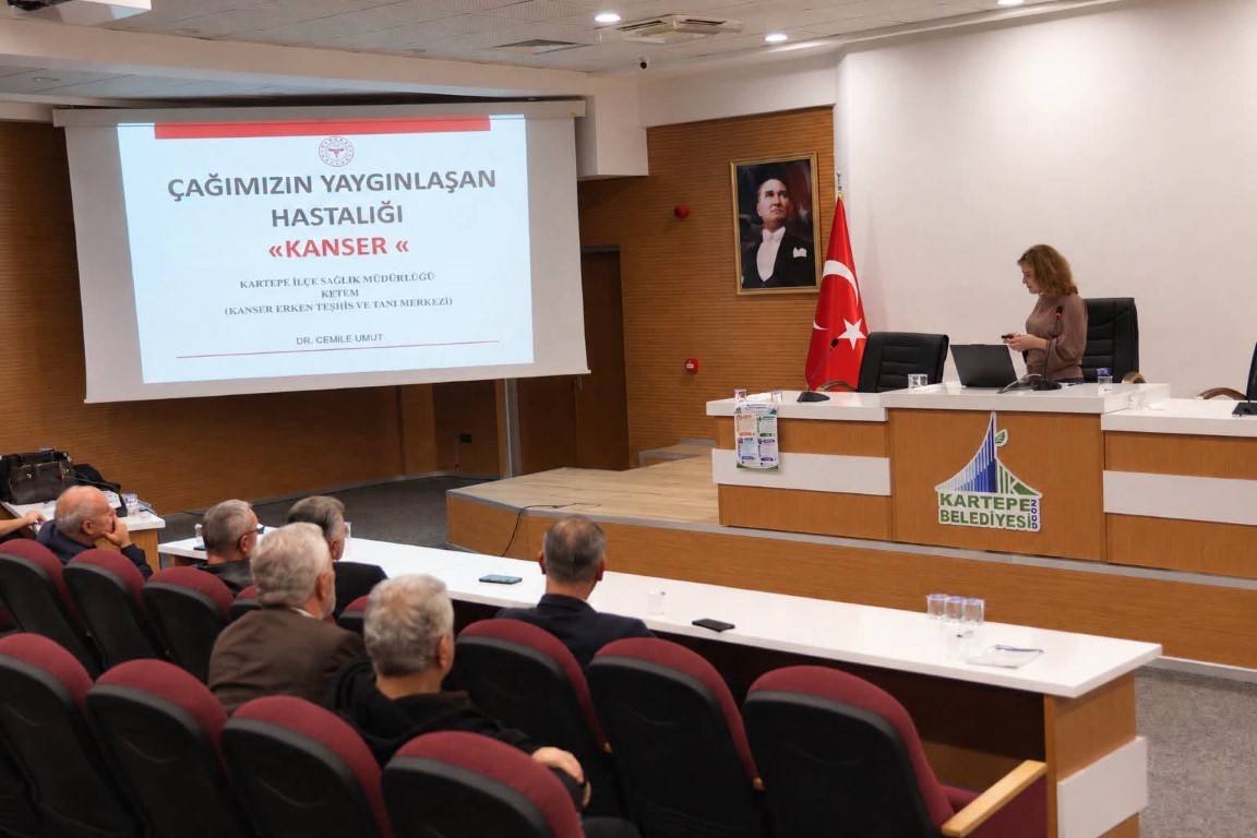 KARTEPE’DE MUHTAR VE AZALARA YÖNELİK DÜZENLENEN EĞİTİMDE SAĞLIKLI BESLENME, BAĞIMLILIKLA MÜCADELE, KANSER TARAMALARINDA ERKEN TEŞHİS VE SAĞLIK OKURYAZARLIĞI GİBİ KONULARDA BİLGİLER PAYLAŞILDI.
