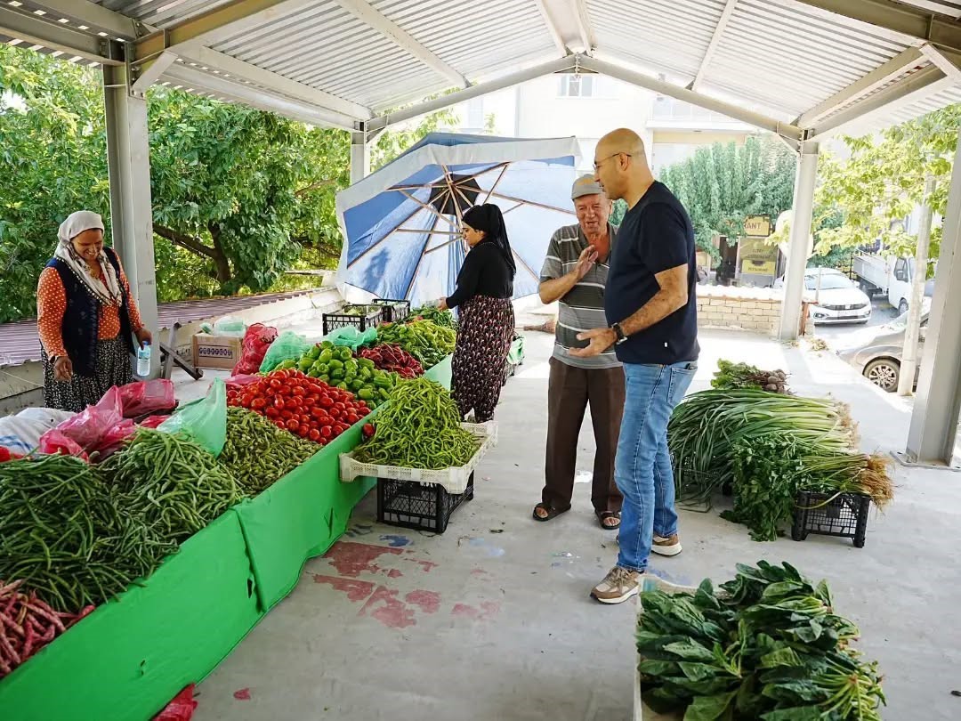 AYDIN’IN GERMENCİK İLÇESİNDE MURSALLI MAHALLESİ’NE KAZANDIRILAN KAPALI PAZAR YERİ HİZMETE GİRERKEN, BELEDİYE BAŞKANI BURAK ZENCİRCİ BÖLGEDE İNCELEMELERDE BULUNARAK PAZARCI ESNAFINI ZİYARET ETTİ.