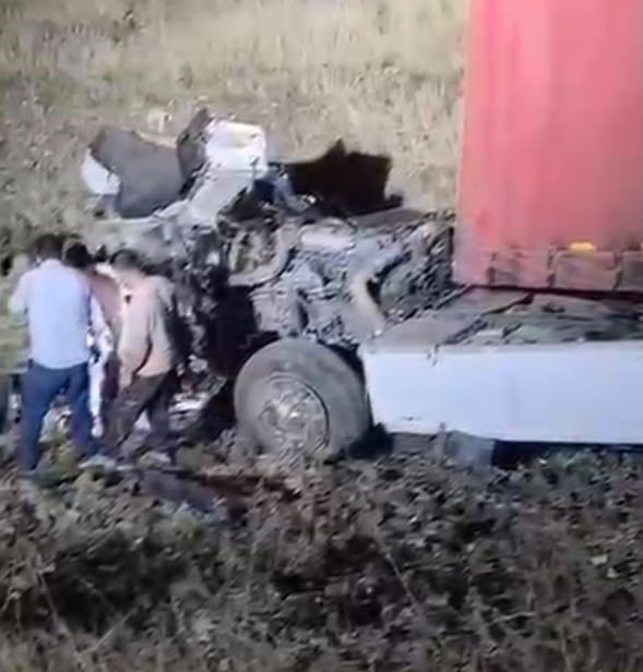 GAZİANTEP'İN İSLAHİYE İLÇESİNDE YAĞIŞ NEDENİYLE KAYGANLAŞAN YOLDA KONTROLDEN ÇIKAN TIR, SAVRULARAK YOL KENARINDAKİ ŞARAMPOLE UÇTU.