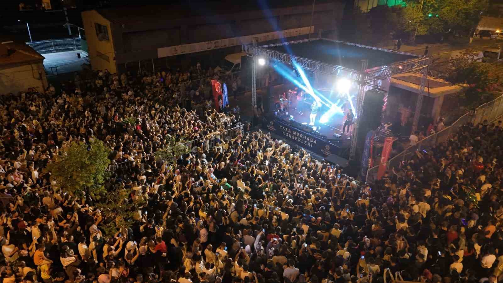 AYDIN BÜYÜKŞEHİR BELEDİYESİ’NİN ‘YAZ KONSERLERİ’ KAPSAMINDA NAZİLLİ’DE SAHNE ALAN SEVİLEN SANATÇI BİLAL SONSES, İSTASYON MEYDANI’NI DOLDURAN VATANDAŞLARA UNUTULMAZ BİR MÜZİK AKŞAMI YAŞATTI.