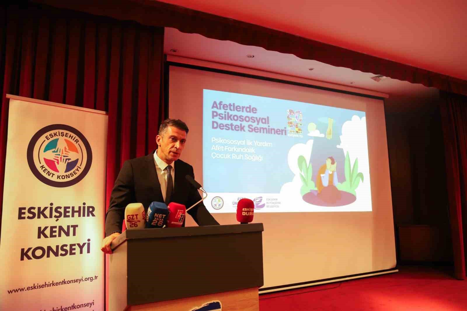 ESKİŞEHİR BÜYÜKŞEHİR BELEDİYESİ, AFETLERE KARŞI TOPLUMSAL FARKINDALIĞIN ARTTIRILMASI VE AFET SONRASINDA BİREYLERİN RUHSAL AÇIDAN DESTEKLENMESİNE YÖNELİK ÇALIŞMALARINI SÜRDÜRÜYOR. BU KAPSAMDA "AFETLERDE PSİKOSOSYAL DESTEK SEMİNERİ" GERÇEKLEŞTİ.