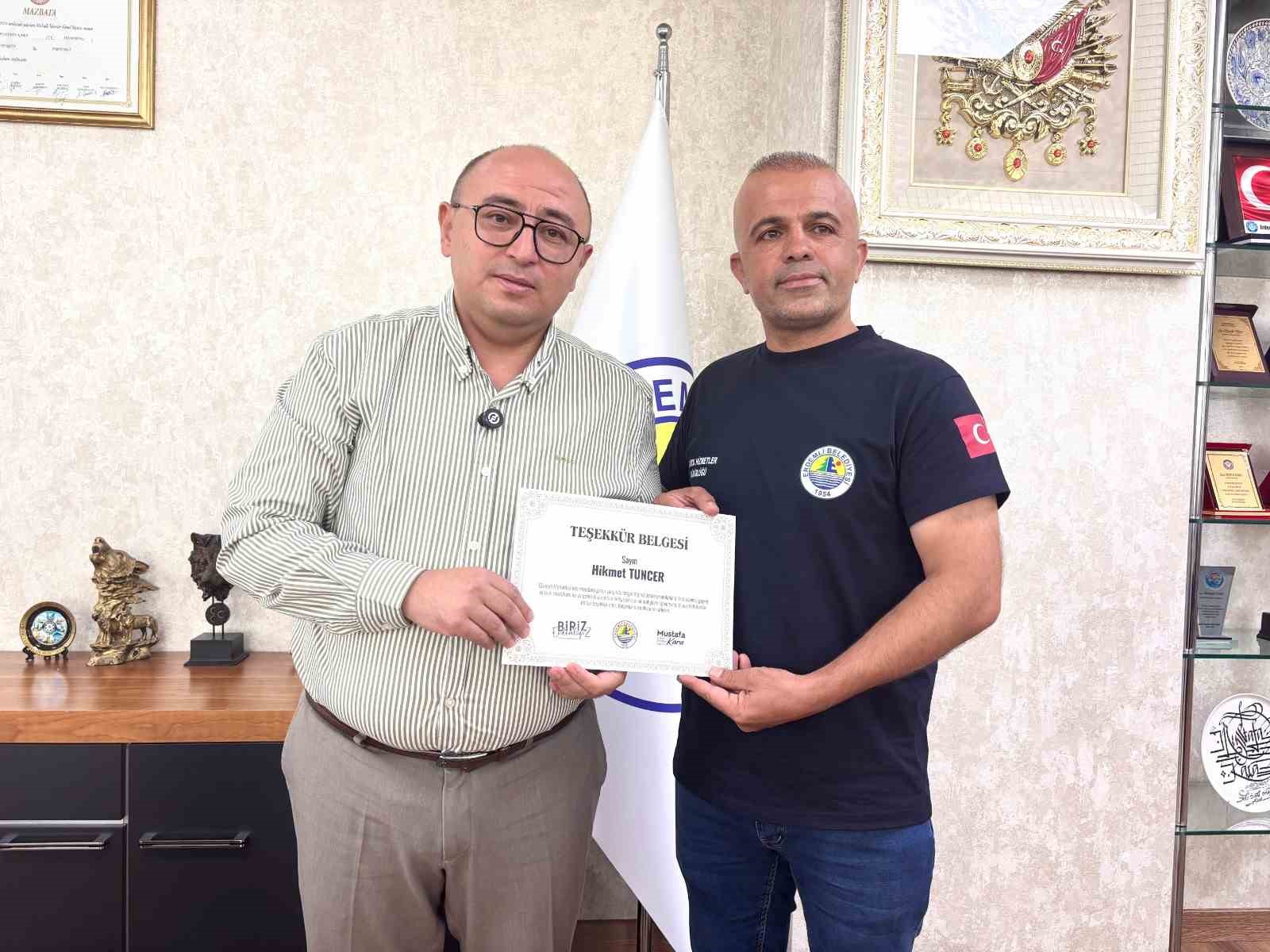 MERSİN'DE SERA YAKININDAKİ BARAKADA ÇIKAN YANGINA ZAMANINDA MÜDAHALE EDEREK ALEVLERİN SERAYA VE ORMANLIK ALANA SIÇRAMASINI ÖNLEYEN BELEDİYE ÇALIŞANLARI, GÖSTERDİKLERİ DUYARLILIK NEDENİYLE TEŞEKKÜR BELGESİYLE ÖDÜLLENDİRİLDİ.