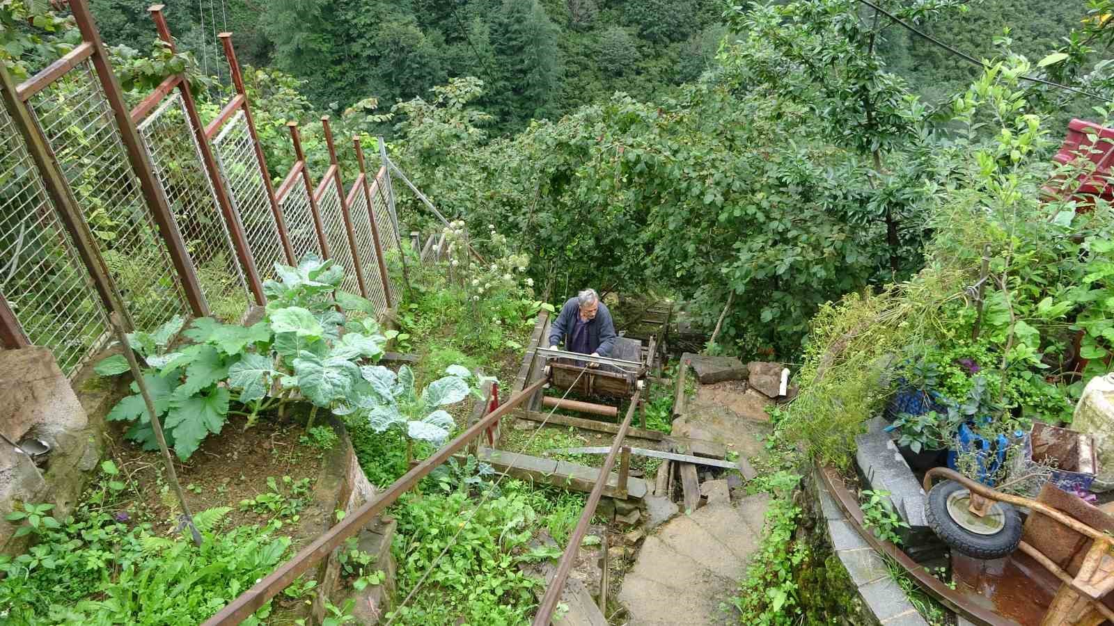 TRABZON'UN KÖPRÜBAŞI İLÇESİNDE YAŞAYAN 78 YAŞINDAKİ HÜSEYİN KADIOĞLU, YOLU BULUNMAYAN EVİNE KENDİ İMKANLARIYLA 120 METRE UZUNLUĞUNDA RAYLI ULAŞIM SİSTEMİ KURDU.