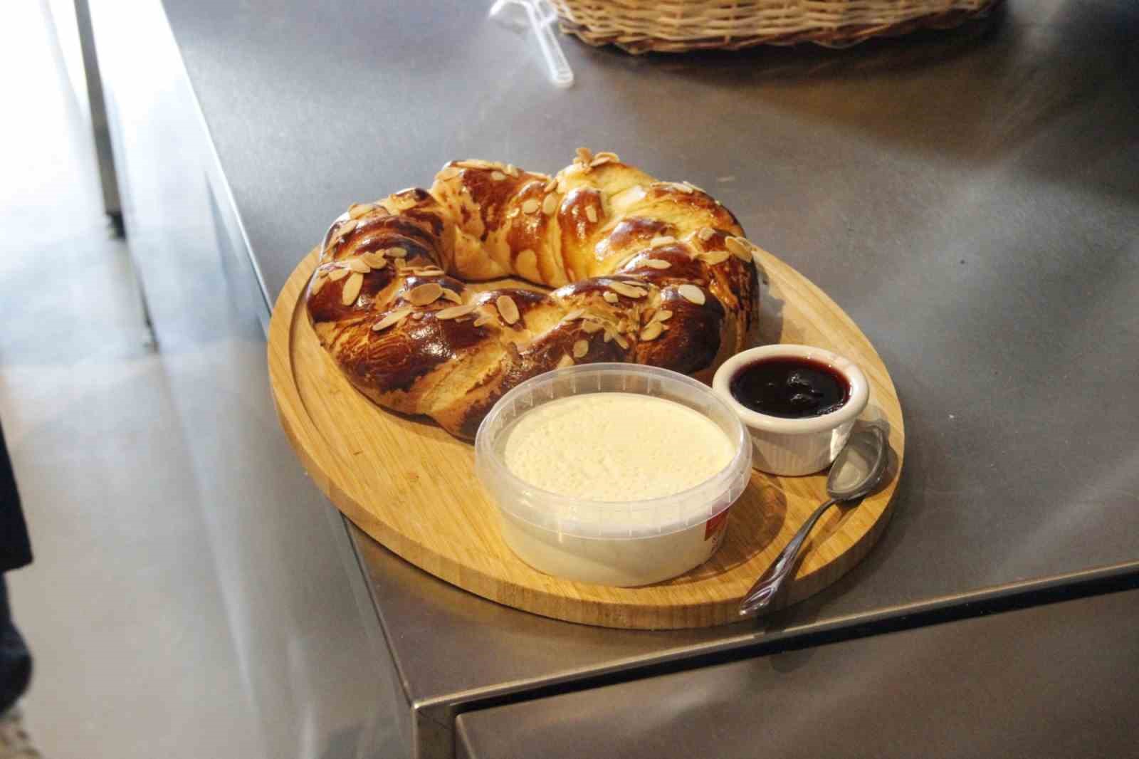 NİLÜFER BELEDİYESİ’NİN ‘2026 YILIN YAZARI SENNUR SEZER’ ETKİNLİKLERİ ÇERÇEVESİNDE DÜZENLENEN GASTRONOMİ ATÖLYESİNDE, EKMEK USTASI HAKAN DOĞAN YAZARIN ‘İSTANBUL’UN ESKİ İKRAMLARI’ KİTABINDAN YOLA ÇIKARAK PASKALYA ÇÖREĞİ HAZIRLADI; DAYANIŞMA VE TASARRUF KÜLTÜRÜNÜ ANLATTI.