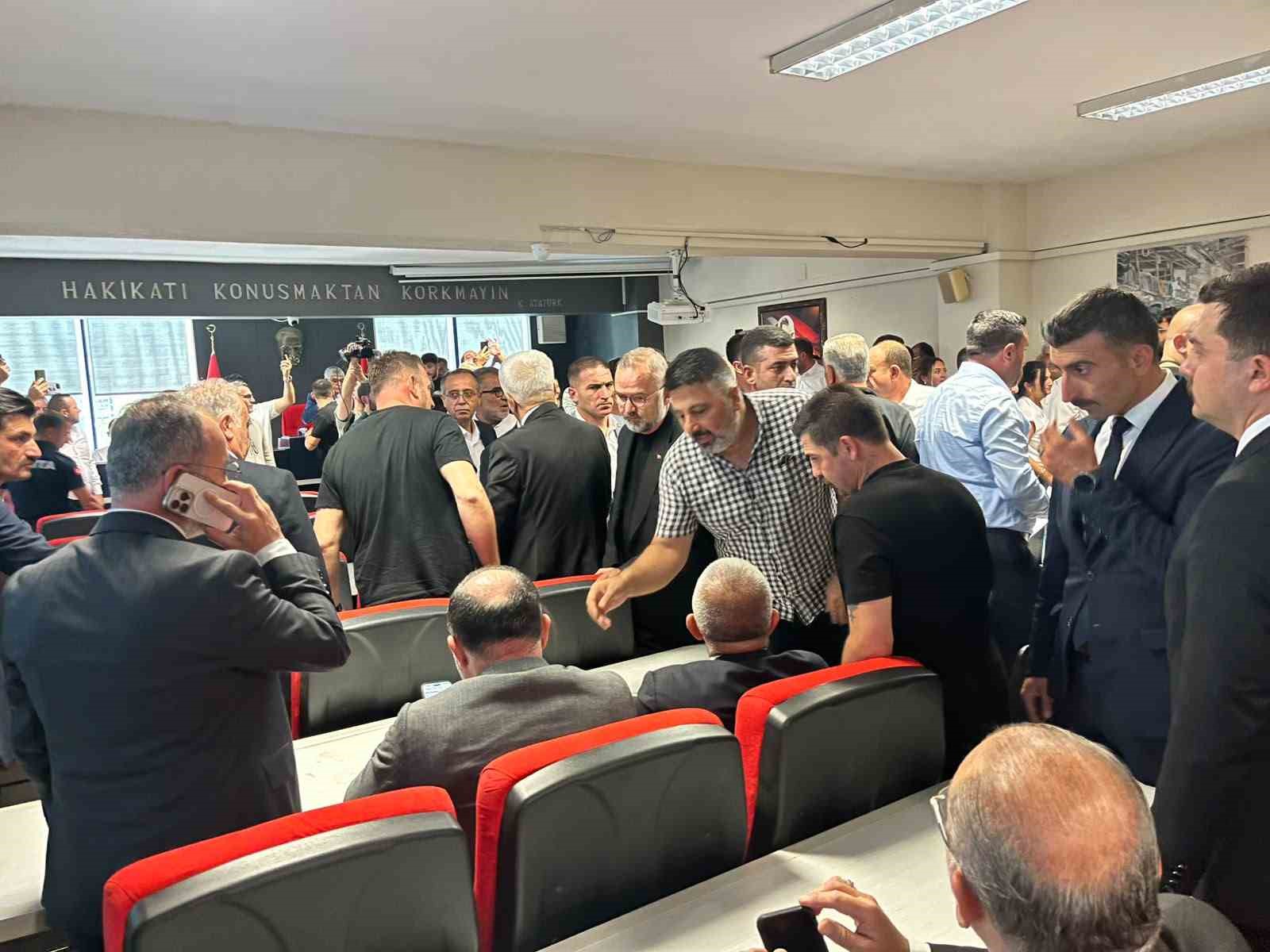 MENDERES BELEDİYESİ'NDE BAŞKAN VEKİLLİĞİ SEÇİMİ DÖRDÜNCÜ TURUN CUMHUR İTTİFAKI ADAYI ASUMAN ŞEN 15 OYLA BAŞKAN VEKİLİ SEÇİLDİ.