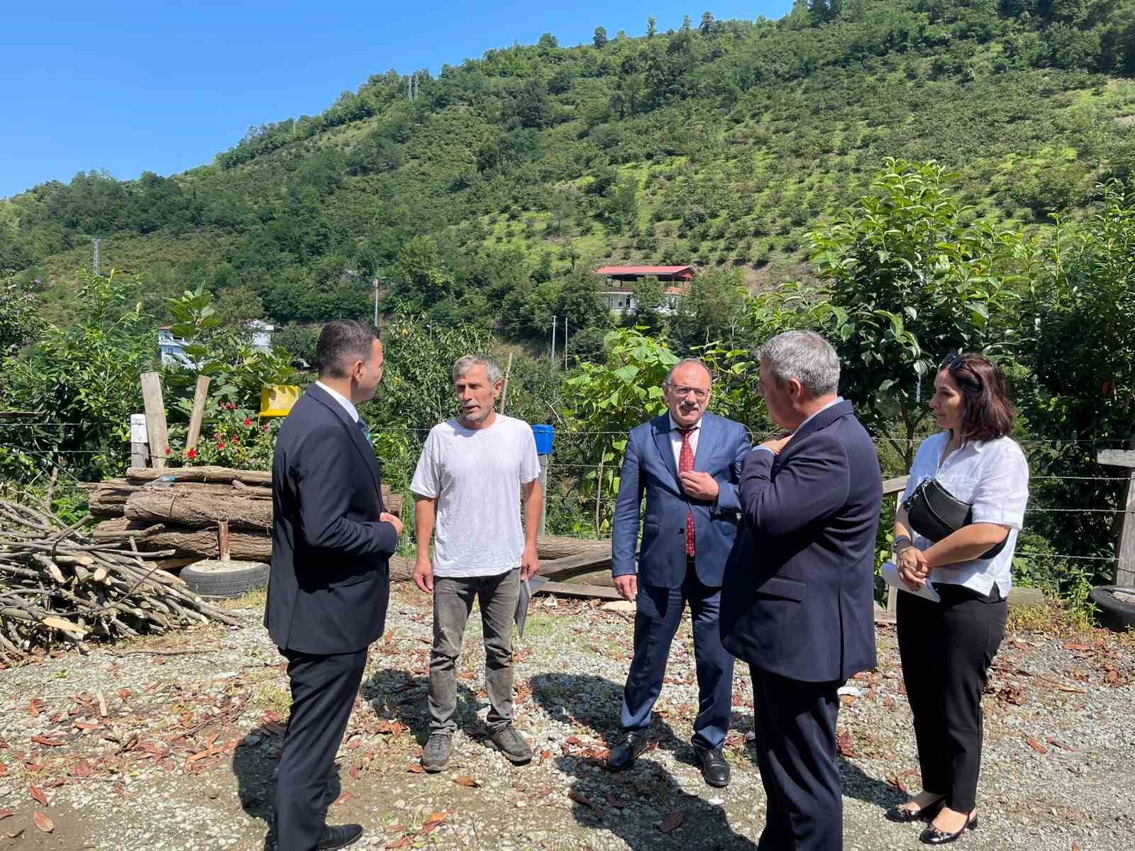 SAMSUN'UN AYVACIK İLÇESİNDE, HAZİNE TAŞINMAZLARININ SATIŞ İŞLEMLERİNDE YAŞANAN SORUNLARIN ÇÖZÜME KAVUŞTURULMASIYLA 859 VATANDAŞ TAPULARINA KAVUŞTU. YILLARDIR MÜLKİYET SORUNLARININ ÇÖZÜLMESİNİ BEKLEYEN VATANDAŞLARIN TAPULARINI ALMASI BÜYÜK MUTLULUK OLUŞTURDU.