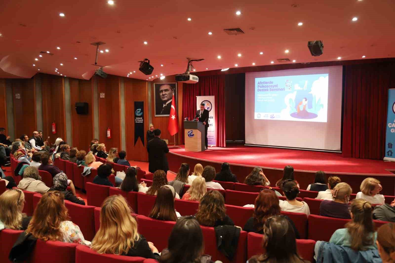 ESKİŞEHİR BÜYÜKŞEHİR BELEDİYESİ, AFETLERE KARŞI TOPLUMSAL FARKINDALIĞIN ARTTIRILMASI VE AFET SONRASINDA BİREYLERİN RUHSAL AÇIDAN DESTEKLENMESİNE YÖNELİK ÇALIŞMALARINI SÜRDÜRÜYOR. BU KAPSAMDA "AFETLERDE PSİKOSOSYAL DESTEK SEMİNERİ" GERÇEKLEŞTİ.