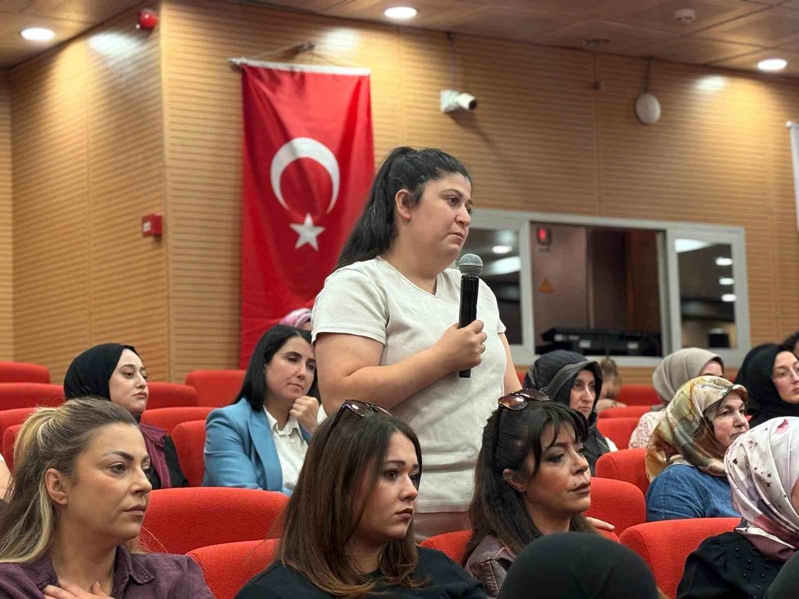 SİNCAN BELEDİYESİ, KADIN KADINA AİLE SOHBETLERİ PROGRAMI İLE ALANINDA UZMAN, BİRBİRİNDEN DEĞERLİ İSİMLERİ SİNCANLI HANIMLARLA BULUŞTURMAYI SÜRDÜRÜYOR. LALE KONFERANS SALONU'NDA GERÇEKLEŞEN PROGRAMIN BU AYKİ KONUĞU EĞİTİMCİ VE YAZAR ŞULE TAŞKIRAN KALA OLDU.