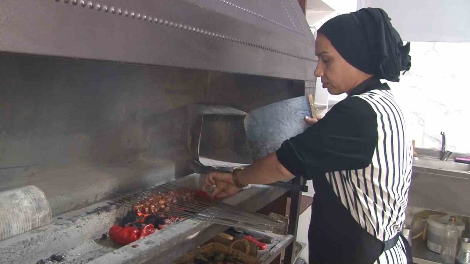KENDİ İŞLETMESİNİ KURARAK YAKLAŞIK 5 YILDIR OCAK BAŞINDA TER DÖKEN SİBEL ALTUNCU, MESLEĞİNİ ÇOK SEVDİĞİNİ SÖYLEDİ.