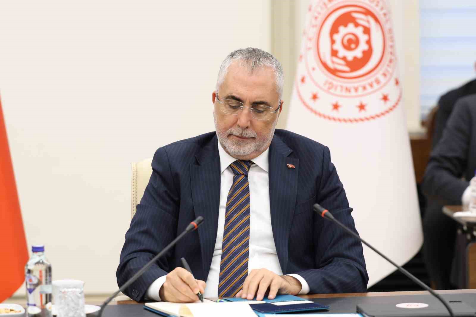 KAMU PERSONELİ DANIŞMA KURULU (KPDK) TOPLANTISI, ÇALIŞMA VE SOSYAL GÜVENLİK BAKANI VEDAT IŞIKHAN’IN BAŞKANLIĞINDA GERÇEKLEŞTİ.