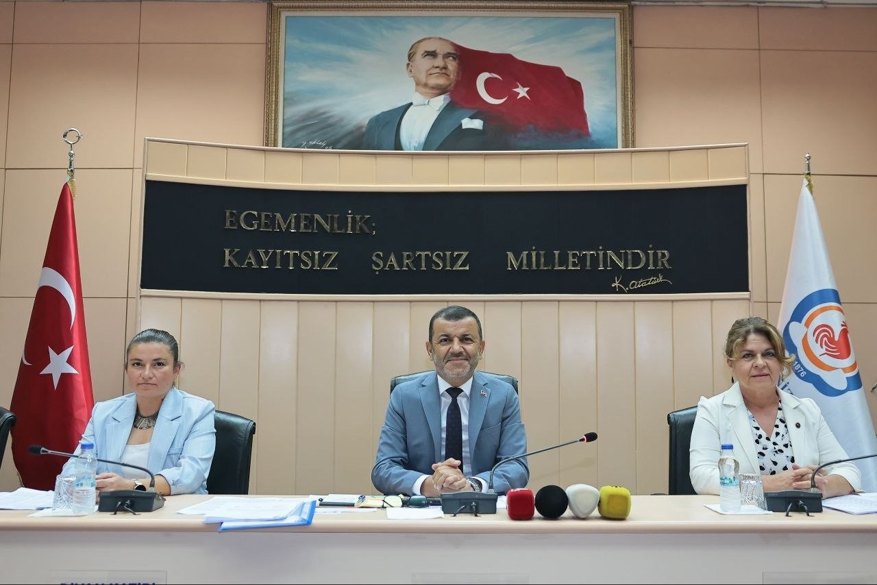 DENİZLİ BÜYÜKŞEHİR BELEDİYESİ AĞUSTOS AYI MECLİS TOPLANTISI’NDA ALINAN KARARLARLA HEM SOSYAL BELEDİYECİLİKTE ÖNEMLİ BİR ADIM ATILARAK ÖĞRENCİLERE ULAŞIM VE EĞİTİM DESTEĞİ SAĞLANDI HEM DE ŞEHRİN GELECEĞİNİ ŞEKİLLENDİRECEK "DENİZLİ ULAŞTIRMA ANA PLANI" VE "2040 VİZYONU" İÇİN DÜĞMEYE BASILDI. BAŞKAN BÜLENT NURİ ÇAVUŞOĞLU, "GÜVENLİ, KONFORLU, YAŞANABİLİR VE İNSAN ODAKLI BİR DENİZLİ HAYALİMİZ VAR" DİYEREK, TRAMVAY PROJESİ BAŞTA OLMAK ÜZERE ŞEHRİN ULAŞIM ALTYAPISINA YÖNELİK PROJELERİN DETAYLARINI AKTARDI.