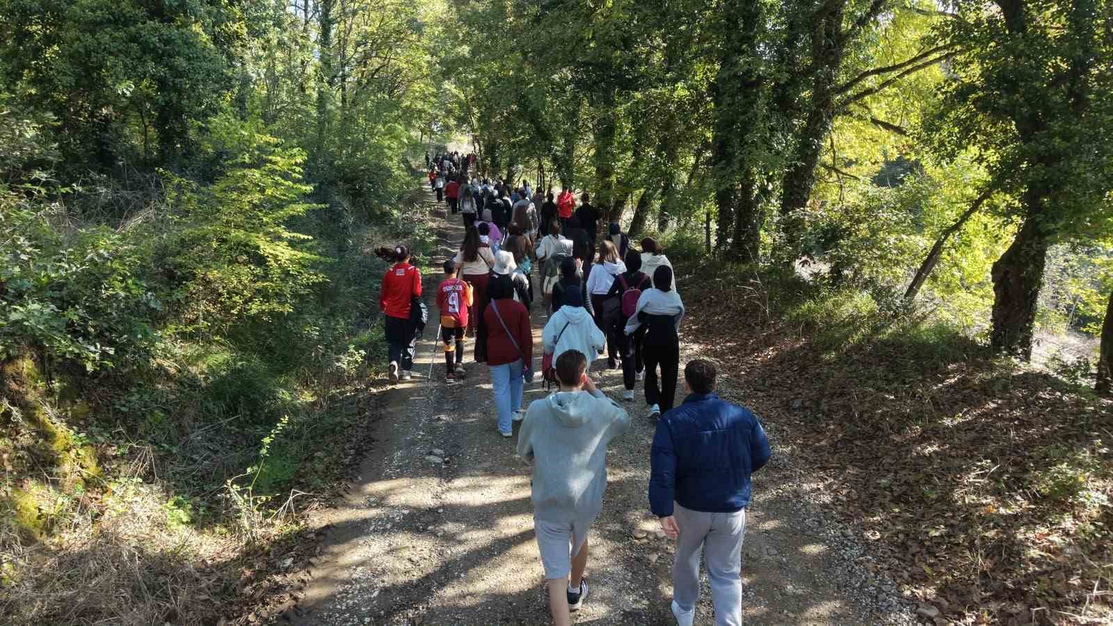 DÜZCE BELEDİYESİ GENÇLİK VE SPOR HİZMETLERİ MÜDÜRLÜĞÜ İLE GENÇLİK VE SPOR İL MÜDÜRLÜĞÜ DÜNYA YÜRÜYÜŞ GÜNÜ DOLAYISIYLA DÜZCE GSB YURTLARINDA BARINAN ÖĞRENCİLER BAŞTA OLMAK ÜZERE DÜZCELİ GENÇLERİN KATILDIĞI DOĞA YÜRÜYÜŞÜ DÜZENLEDİ. YAKLAŞIK 150 GENÇ, DOĞA İLE İÇ İÇE 5 KİLOMETRELİK PARKURDA YÜRÜYÜŞ YAPTI.