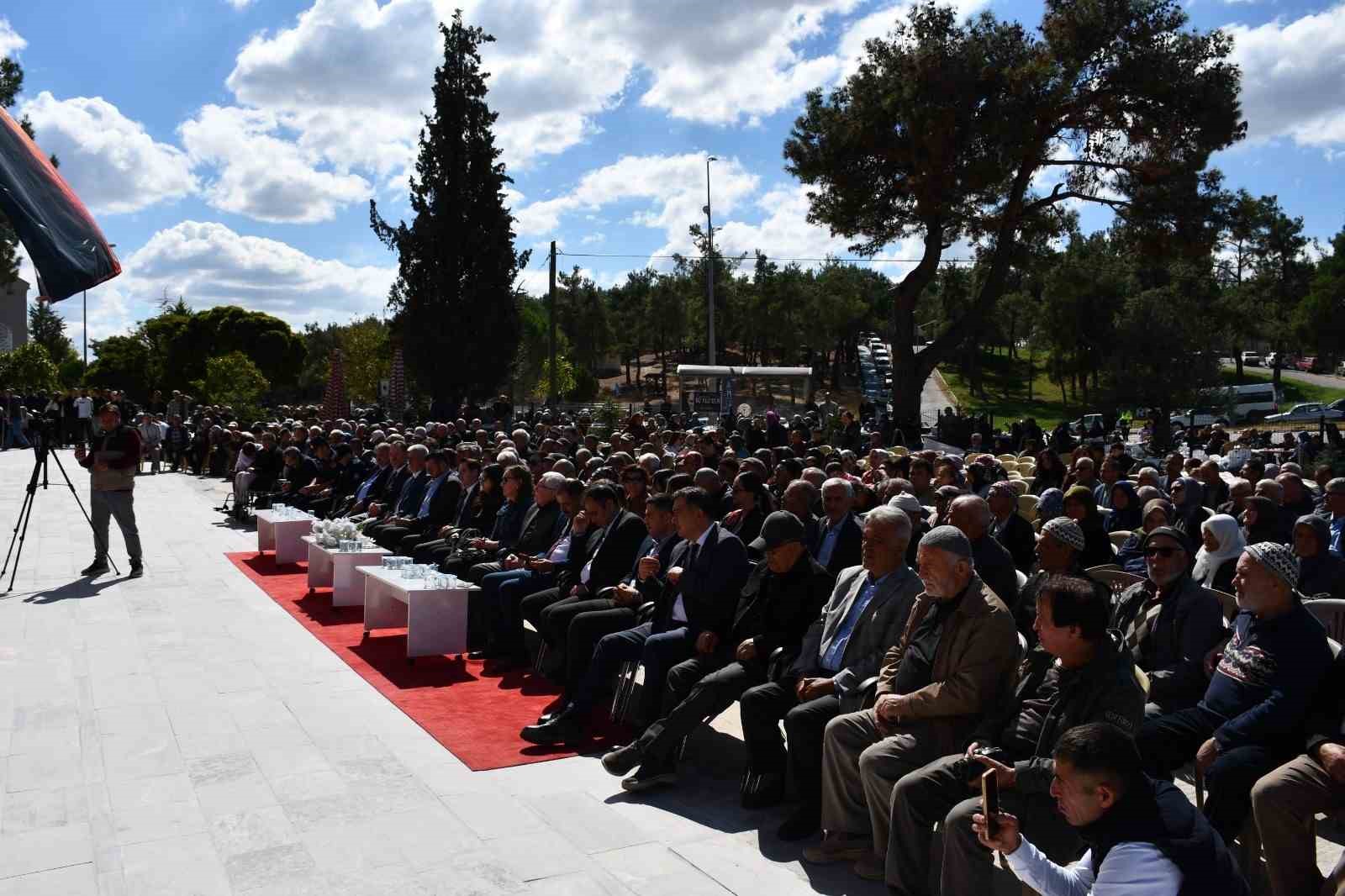MANİSA’NIN GÖRDES İLÇESİNDE YAPIMINA 2013 YILINDA BAŞLANAN ŞEHİT MAKBULE HANIM KUR’AN KURSU VE UYGULAMA CAMİİ, GÖRKEMLİ BİR TÖRENLE İBADETE AÇILDI. PROJENİN GÜNCEL MALİYETİNİN YAKLAŞIK 100 MİLYON LİRA OLDUĞU AÇIKLANDI.