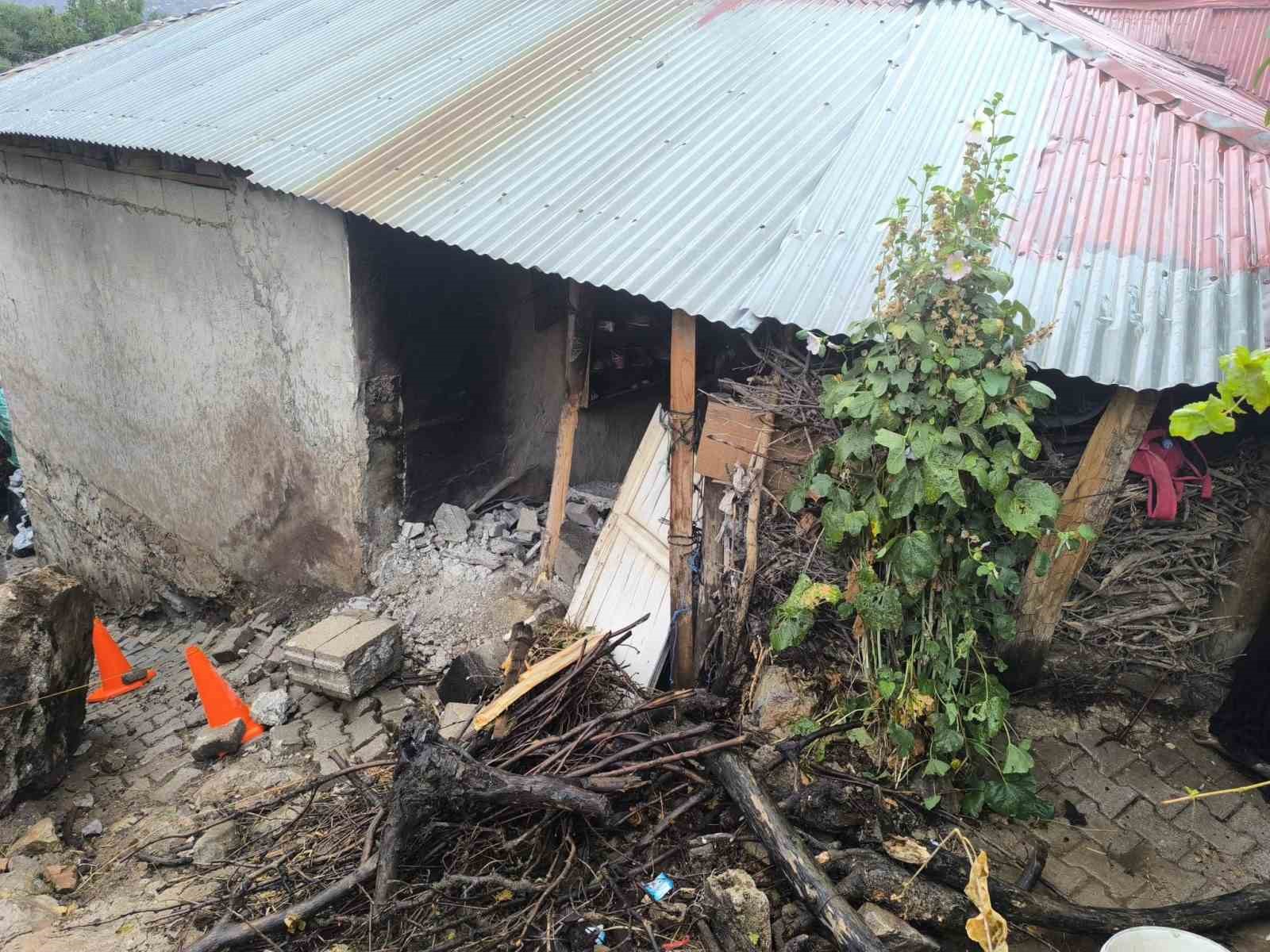ÇATAK İLÇESİNDE ETKİLİ OLAN YAĞMURUN ARDINDAN YAMAÇTAN KOPAN KAYA PARÇASI BİR EVİN ÜZERİNE DÜŞTÜ.