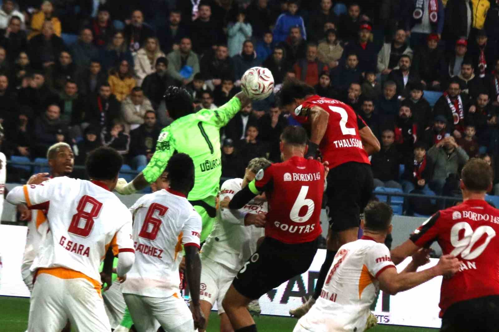 TRENDYOL SÜPER LİG'İN 8. HAFTASINDA GENÇLERBİRLİĞİ, GALATASARAY'I AĞIRLIYOR. MÜSABAKANIN İLK YARISI 0-0'LIK BERABERLİKLE TAMAMLANDI.