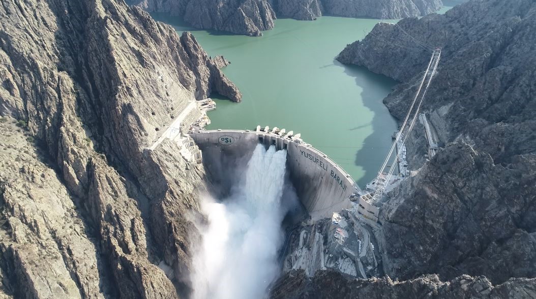 ARTVİN’DEKİ YUSUFELİ BARAJI VE HES, KURAK GEÇEN 2025 YILINDA REKOR SEVİYEDE ELEKTRİK ÜRETİRKEN, DÜZENLİ SU SAĞLADIĞI ARTVİN, DERİNER, BORÇKA VE MURATLI BARAJLARININ YILLIK ÜRETİMİNİ DE YÜZDE 10 SEVİYESİNDE ARTIRDI.