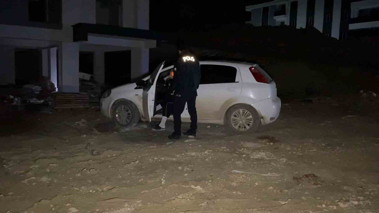 BURSA'NIN İNEGÖL İLÇESİNDE POLİSİN "DUR" İHTARINA UYMAYARAK KAÇAN ALKOLLÜ SÜRÜCÜ, 5 KİLOMETRELİK KOVALAMACANIN ARDINDAN YAKALANDI. ARACI BIRAKIP İNŞAATA SAKLANAN SÜRÜCÜ İLE ARAÇTA BULUNAN ARKADAŞI, POLİS EKİPLERİNE "SÜRÜCÜ BEN DEĞİLİM" DİYEREK BİRBİRLERİNİ SUÇLADI. İKİ ŞAHSIN TARTIŞMASI KISA SÜREDE KAVGAYA DÖNÜŞÜRKEN, TEKME VE YUMRUKLARIN HAVADA UÇUŞTUĞU ANLAR KAMERAYA YANSIDI. ALKOLLÜ SÜRÜCÜYE 550 BİN LİRA CEZA KESİLİRKEN EHLİYETİNE DE 5 YIL EL KONULDU.