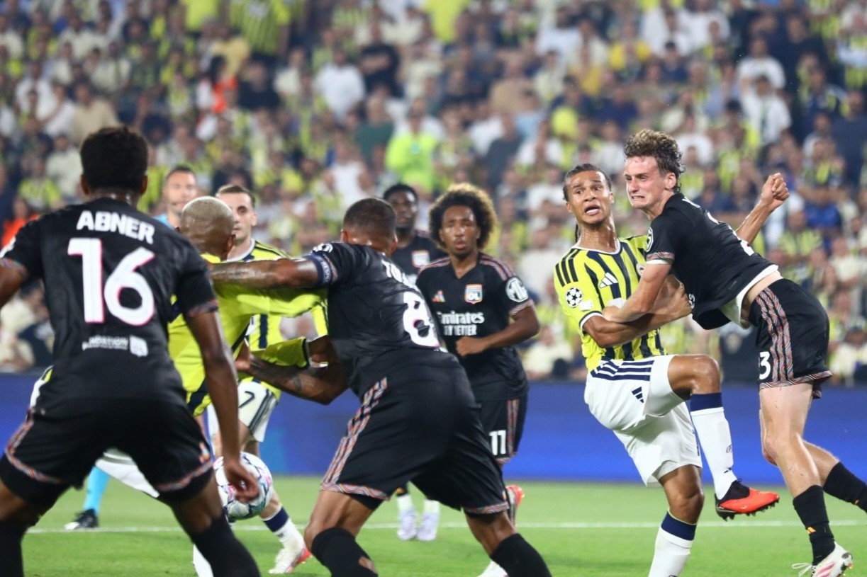 FENERBAHÇE, UEFA ŞAMPİYONLAR LİGİ PLAY-OFF TURU İLK MAÇINDA EVİNDE FRANSIZ TEMSİLCİSİ OLYMPİQUE LYON İLE KARŞILAŞIYOR. MÜSABAKANIN İLK YARISI KONUK EKİBİN 1-0'LIK ÜSTÜNLÜĞÜYLE TAMAMLANDI.