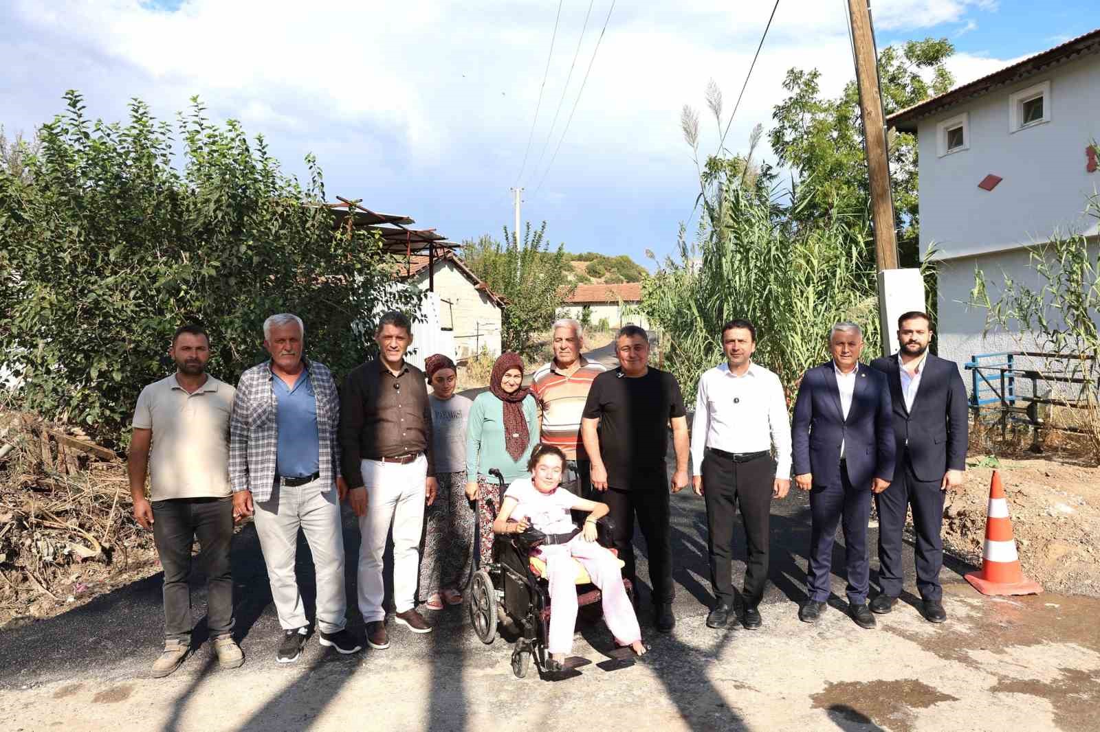 ÇALIŞMAYI YERİNDE İNCELEMEK VE HATİCE İLE AİLESİNİ ZİYARET ETMEK ÜZERE KARAÖZ MAHALLESİ'NE GİDEN BAŞKAN İSA YILDIRIM, HATİCE İLE BİR ARAYA GELDİ.