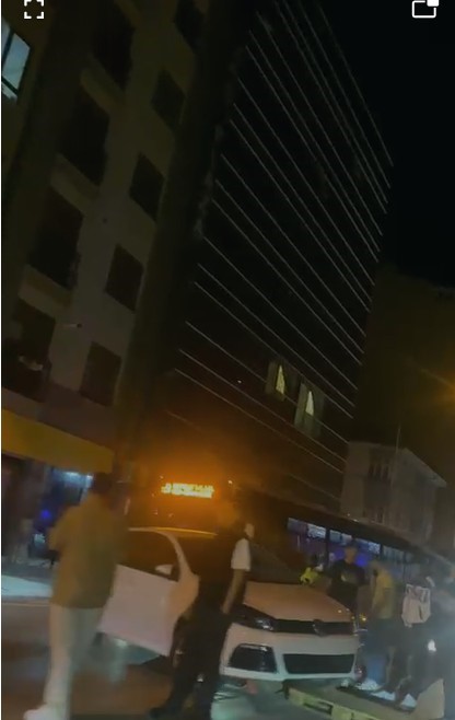 SÜRÜCÜSÜNÜN KONTROLÜNDEN ÇIKAN OTOMOBİL MANTAR DUBA ÜZERİNDE ASKIDA KALDI