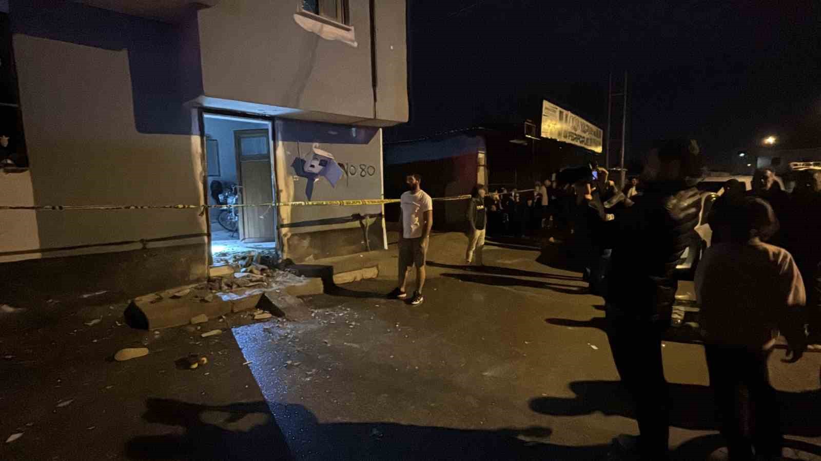 ADANA'DA BİR EVE, MOTOSİKLETLE GELEN KİMLİĞİ BELİRSİZ 2 KİŞİ TARAFINDAN EL YAPIMI PATLAYICI ATILDI. PATLAMADA YARALANAN OLMAZKEN EVDE GENİŞ ÇAPLI HASAR MEYDANA GELDİ. POLİS, SALDIRGANLARI YAKALAMAK İÇİN ÇALIŞMA BAŞLATTI.