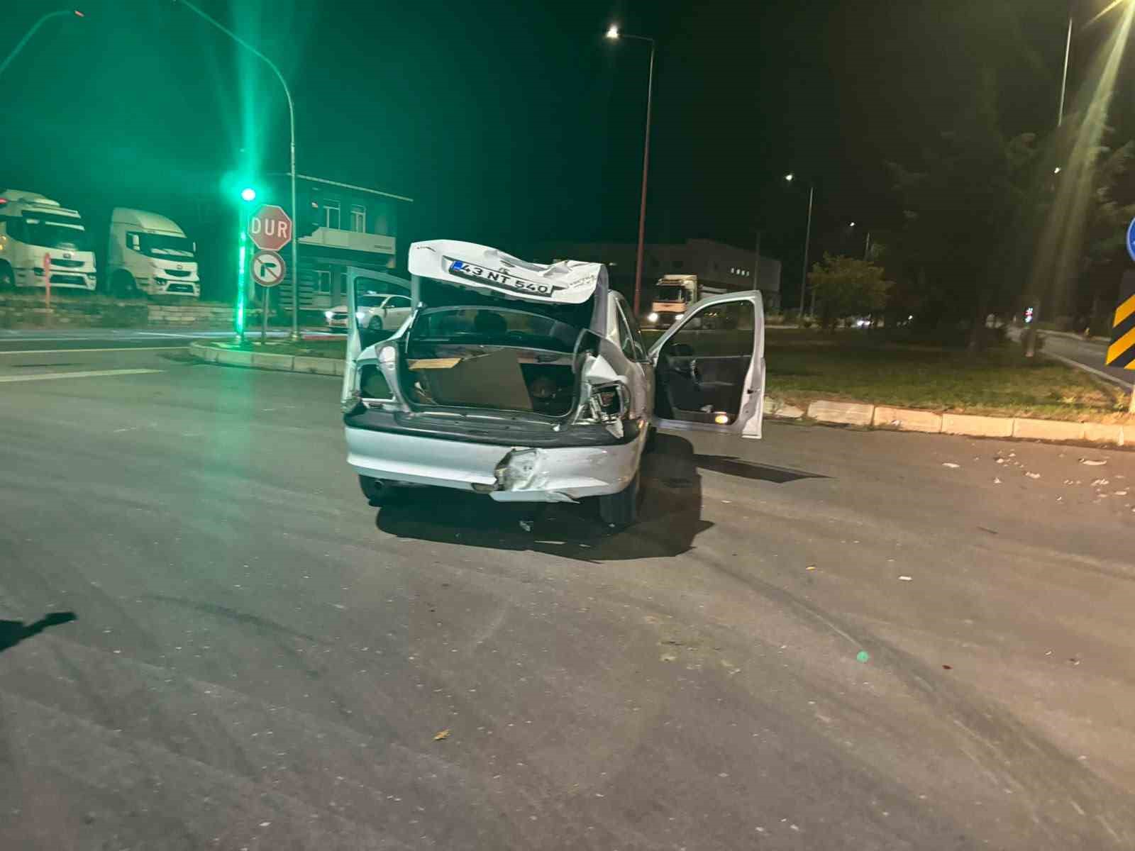 KÜTAHYA'NIN TAVŞANLI İLÇESİNDE OTOMOBİL İLE TIR ÇARPIŞTI