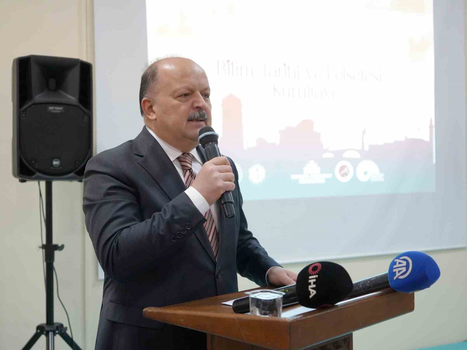 VALİ MEFTUN DALLI, “KASTAMONU, ÖZELLİKLE ÇOBANOĞULLARI VE CANDAROĞULLARI DÖNEMLERİNDE İLİM VE KÜLTÜR HAYATI BAKIMINDAN DİKKAT ÇEKEN MERKEZLERDEN BİRİ OLMUŞTUR” DEDİ.