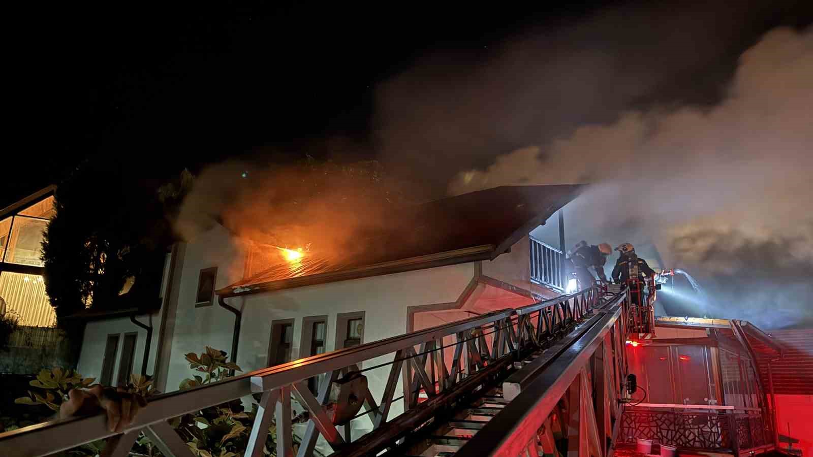SAKARYA’NIN SAPANCA İLÇESİNDE GECE SAATLERİNDE 2 KATLI VİLLANIN ÇATI KATINDA ÇIKAN YANGIN, EKİPLERİN YOĞUN ÇALIŞMALARI SONUCUNDA SÖNDÜRÜLDÜ.