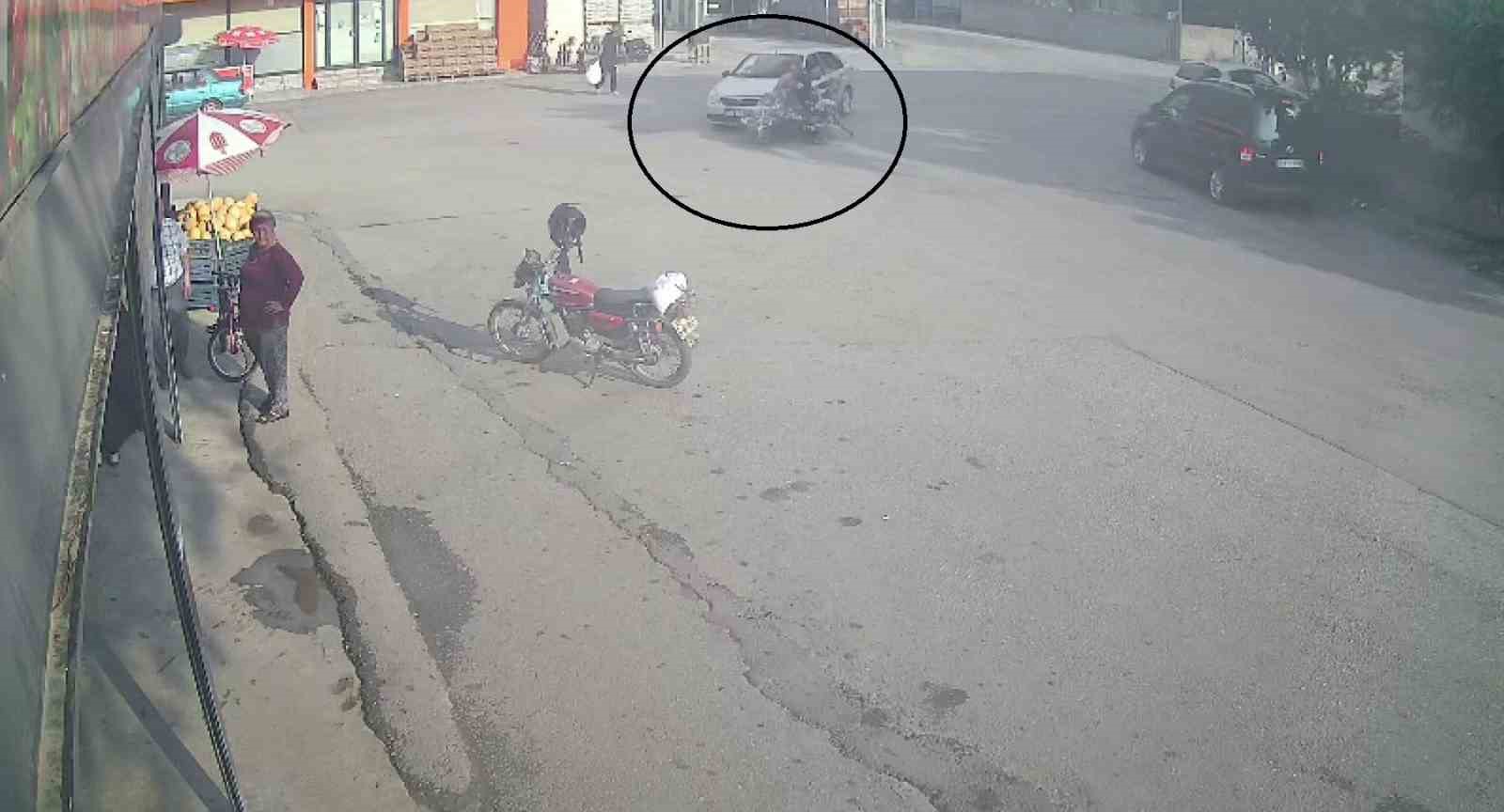 HATAY’DA OTOMOBİLLE ÇARPIŞAN MOTOSİKLETTEKİ 2 KİŞİ YERE SAVULARAK YARALANIRKEN KAZA ANI KAMERAYA YANSIDI.