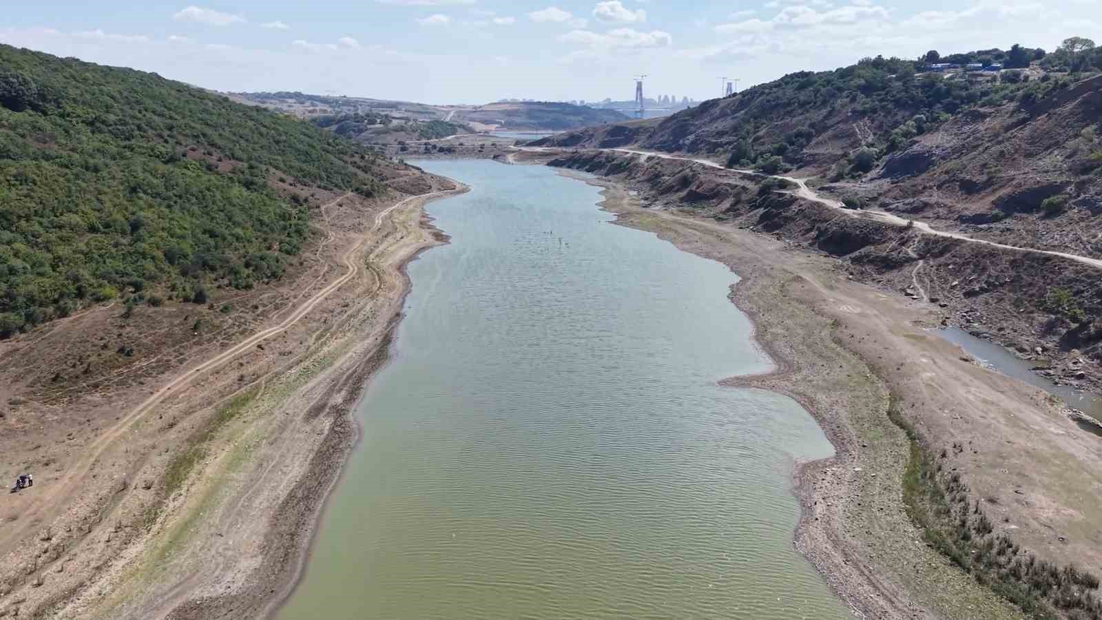 İSTANBUL’UN ARNAVUTKÖY İLÇESİNDE BULUNAN SAZLIBOSNA BARAJI’NDA SU SEVİYESİNİN YÜZDE 26,91 ORANINA GERİLEMESİ, HAVZANIN ÇARPICI GÖRÜNTÜLERİNİ ORTAYA ÇIKARDI.