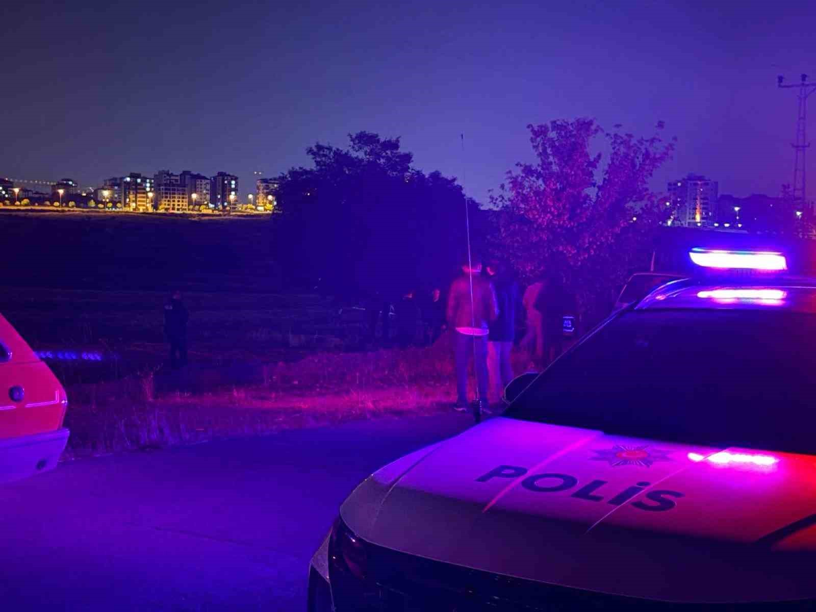 KAYSERİ’NİN MELİKGAZİ İLÇESİNDE 35 YAŞINDAKİ ŞAHIS BOŞ ARAZİDE AĞACA ASILI HALDE ÖLÜ BULUNDU.