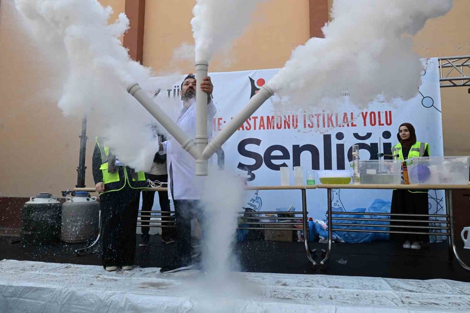 BİLİM ŞENLİĞİ ALANININ DIŞINDA DA ÖĞRENCİLERİN VE VATANDAŞLARIN İLGİSİNİ ÇEKEN ÇEŞİTLİ GÖSTERİLER GERÇEKLEŞTİRİLDİ.
