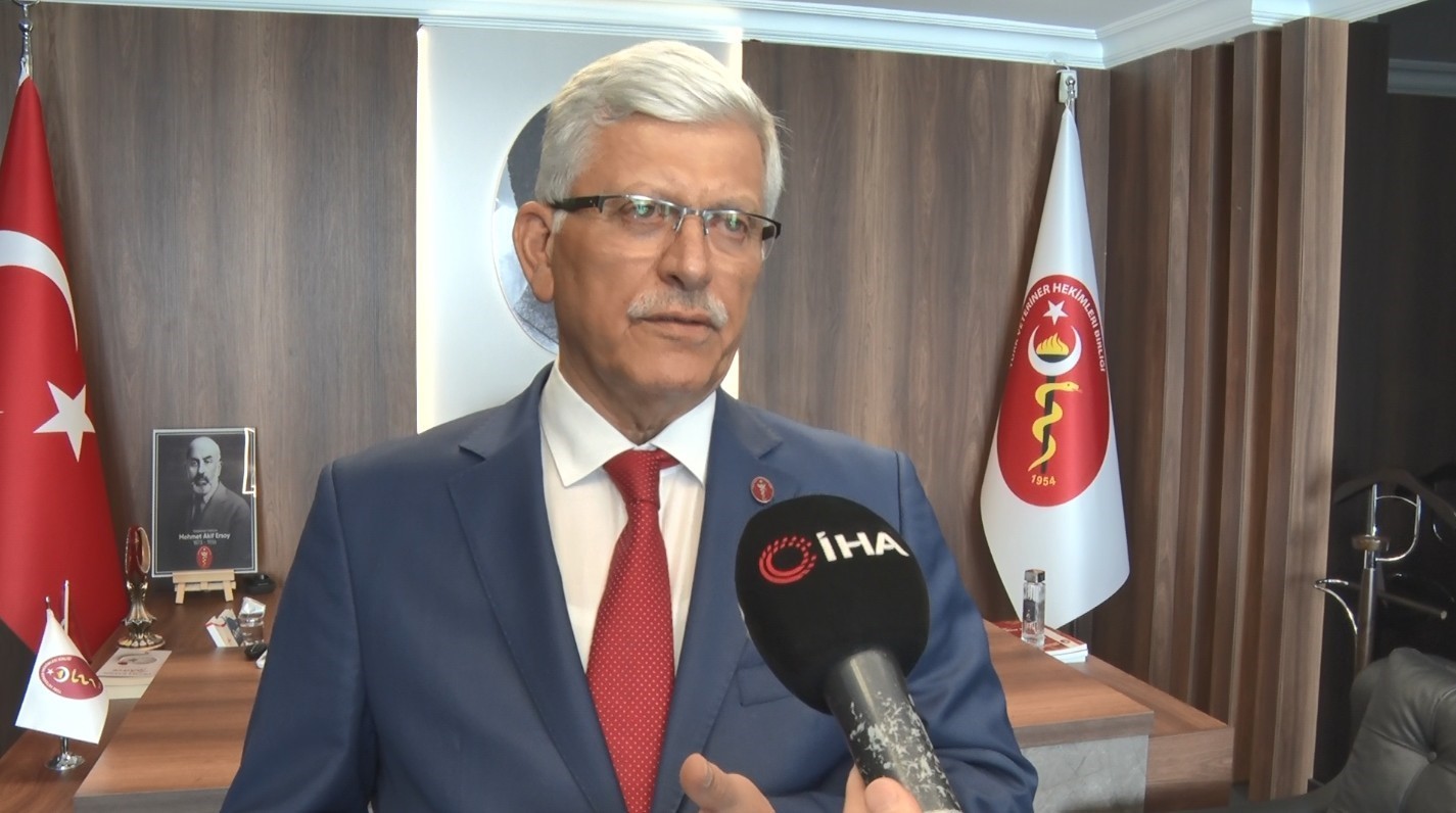 TÜRK VETERİNER HEKİMLERİ BİRLİĞİ (TVHB) MERKEZ KONSEYİ BAŞKANI ALİ EROĞLU, KUDUZLA MÜCADELEDE YABAN HAYATINA YÖNELİK AŞILAMA ÇALIŞMALARININ SÜREREK MİHRAK SAYISININ YÜZDE 84 AZALDIĞINI BELİRTTİ VE SON DÖNEMDE DİYARBAKIR, ARDAHAN VE IĞDIR'DA GÖRÜLEN VAKALARA İLİŞKİN DEĞERLENDİRMELERDE BULUNDU.