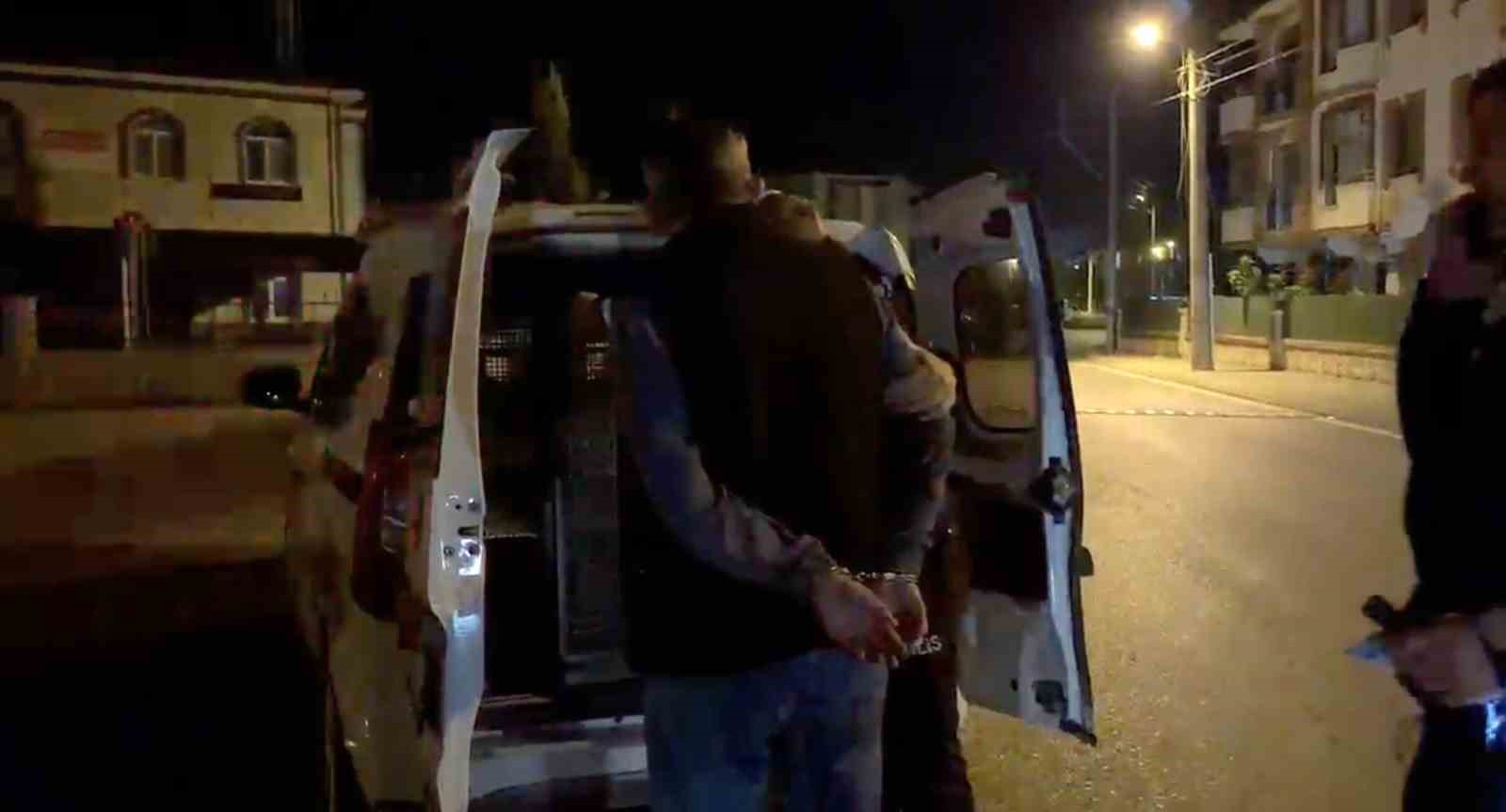 SAKARYA'NIN KARASU İLÇESİNDE POLİSİN "DUR" İHTARINA UYMAYARAK YAKLAŞIK 5 KİLOMETRE KAÇAN ALKOLLÜ VE EHLİYETSİZ SÜRÜCÜ, ÇÖP KONTEYNERİ VE AĞACA ÇARPTIKTAN SONRA YAKALANDI.