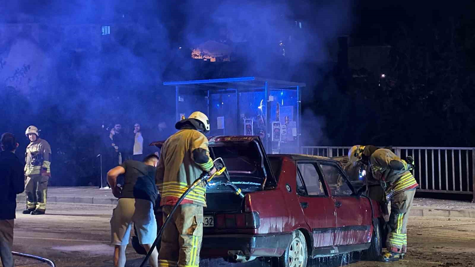 DÜZCE’DE İSTOP EDEN ARACINI YENİDEN ÇALIŞTIRMAK İSTEYEN SÜRÜCÜNÜN ARACI ALEV ALEV YANDI. OTOMOBİL KULLANILAMAZ HALE GELDİ.